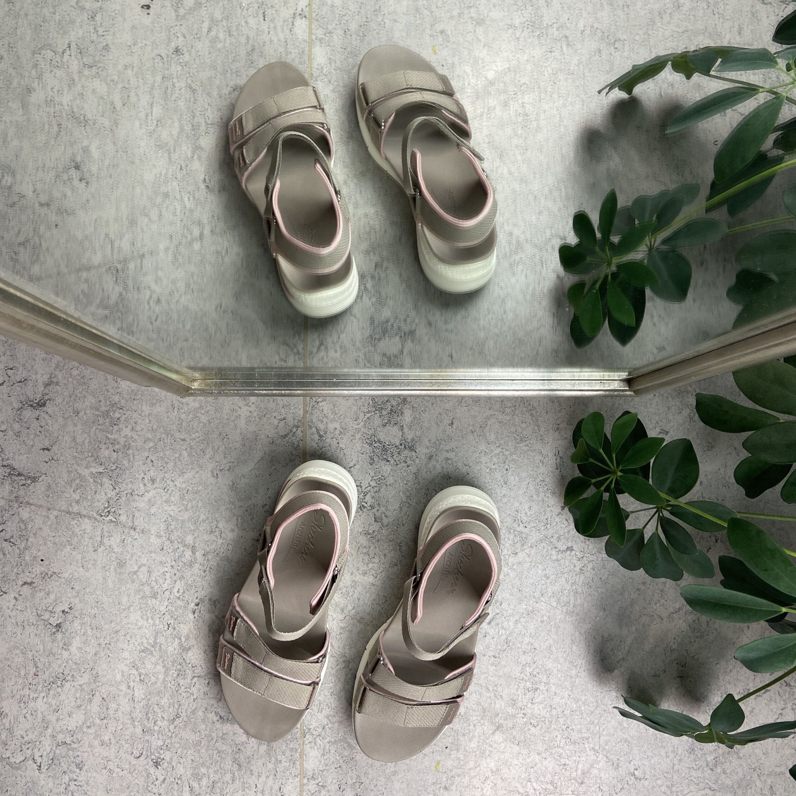 Beige ArchFit sandal fra Skechers
