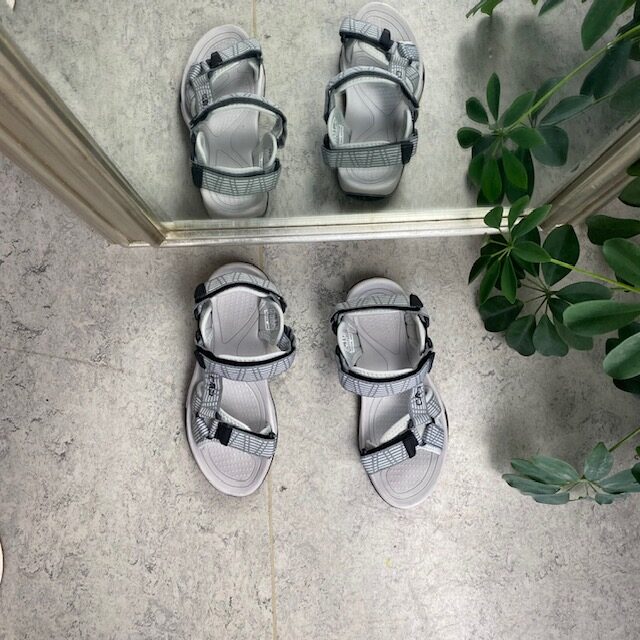 Grå sportssandal fra CMP med striper og god bredde