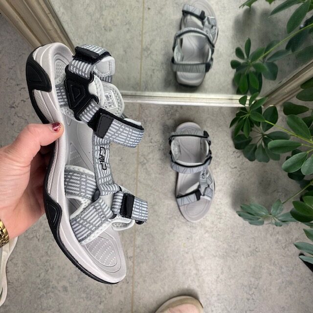 Grå sportssandal fra CMP med striper og god bredde