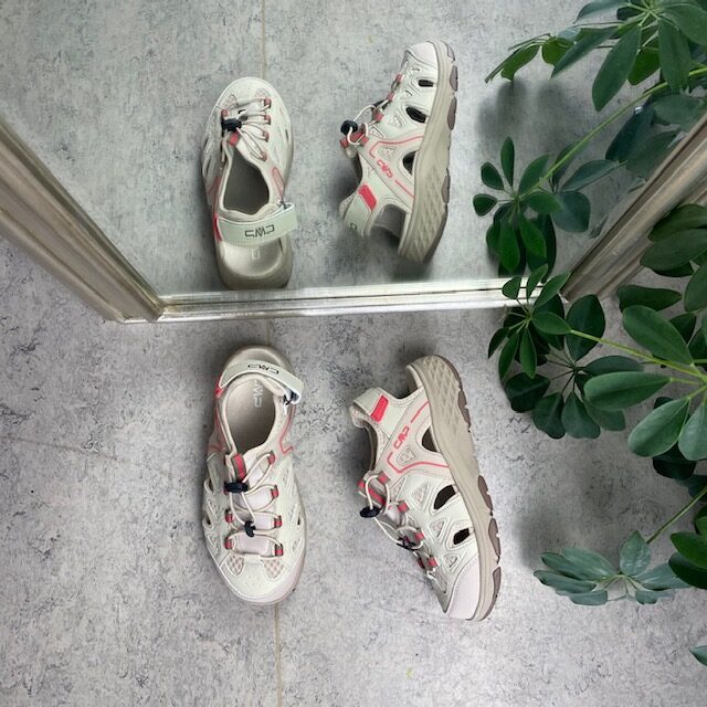 Lukket tur-sandal i lys fra CMP