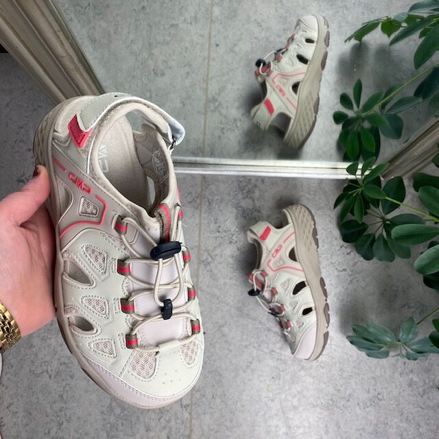 Lukket tur-sandal i lys fra CMP