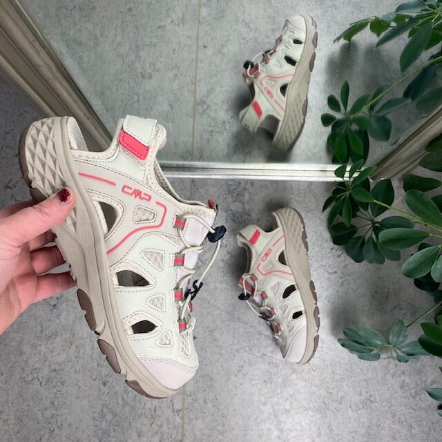 Lukket tur-sandal i lys fra CMP