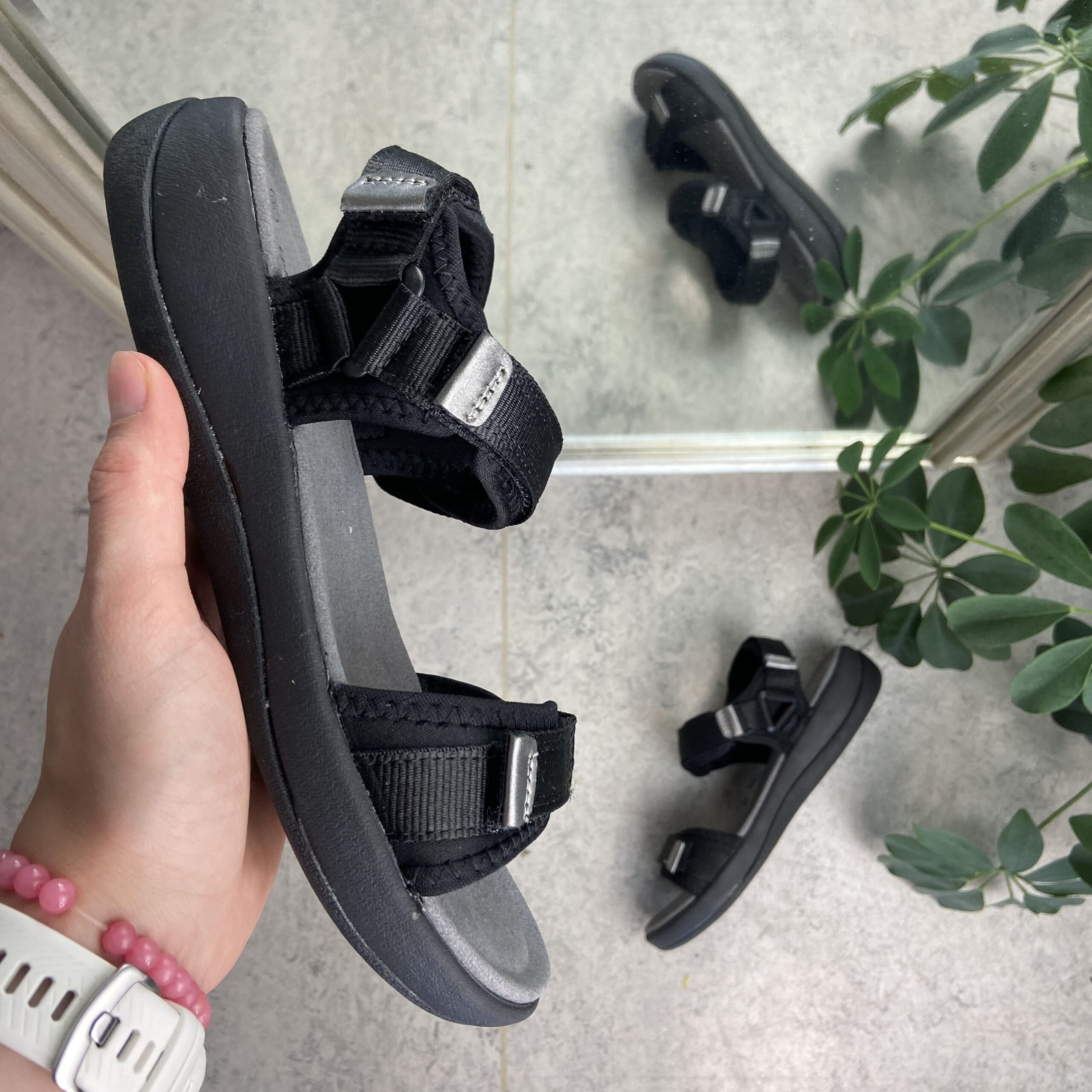 Svart sandal med justerbare tekstilstropper