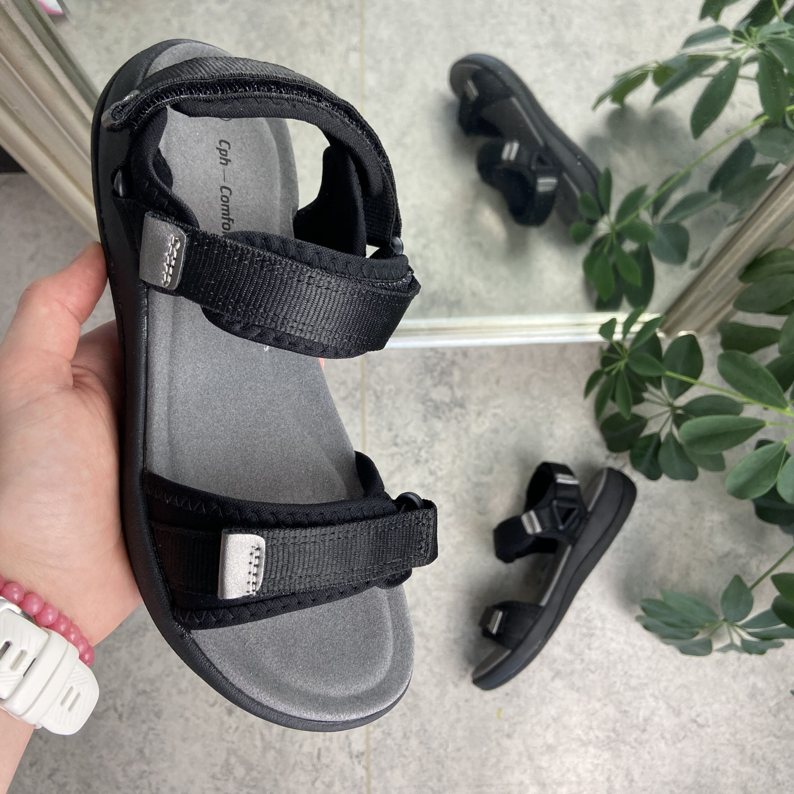 Svart sandal med justerbare tekstilstropper