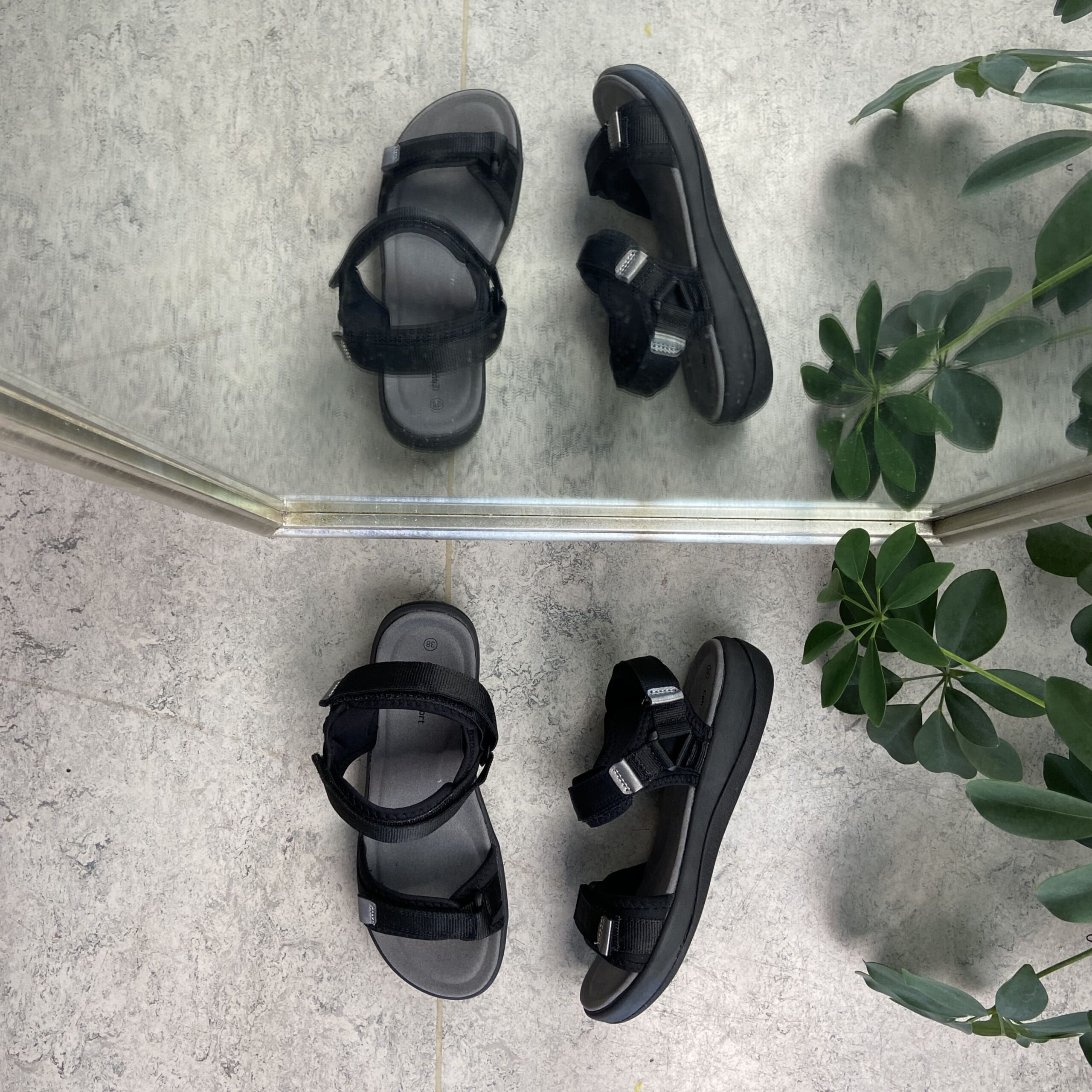 Svart sandal med justerbare tekstilstropper