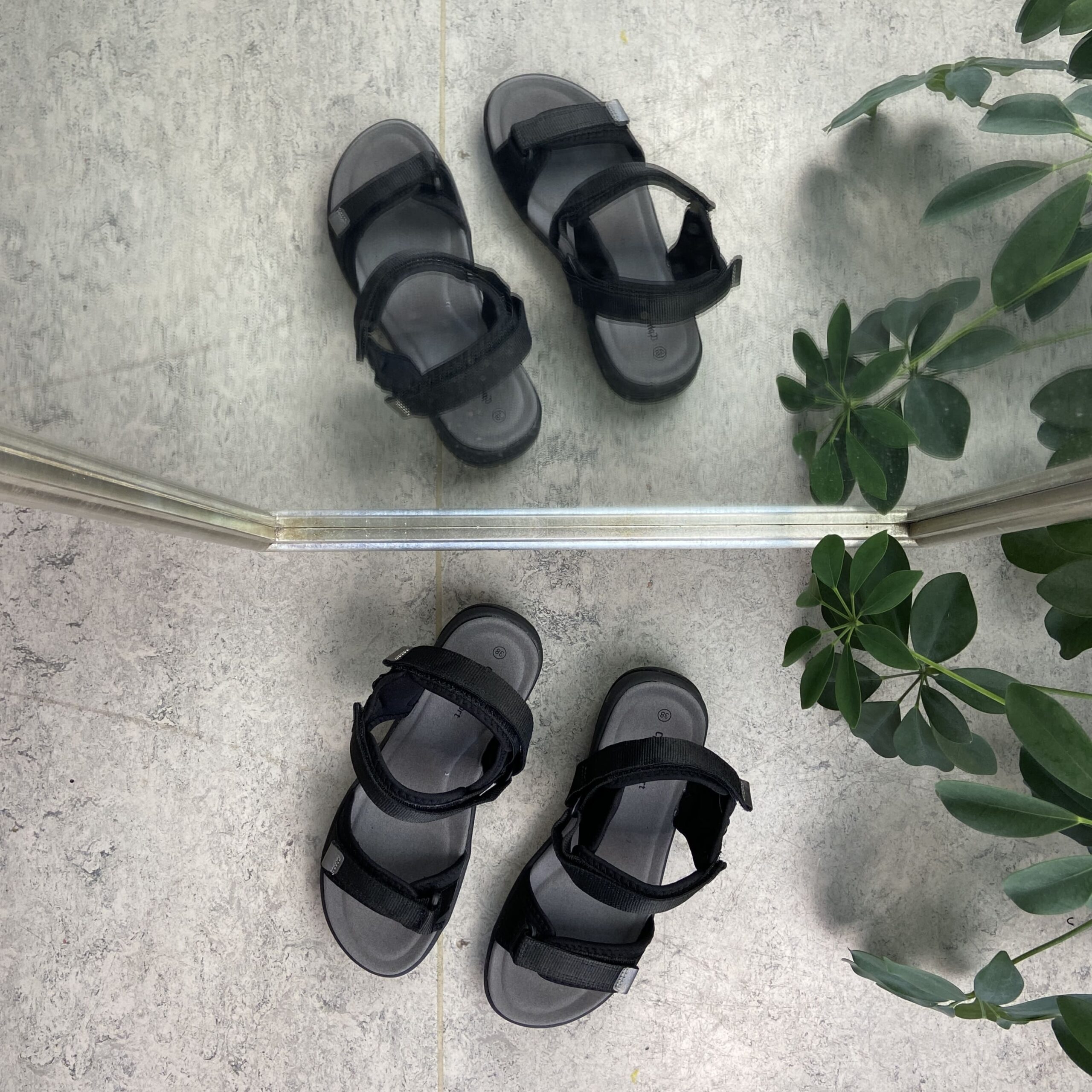 Svart sandal med justerbare tekstilstropper