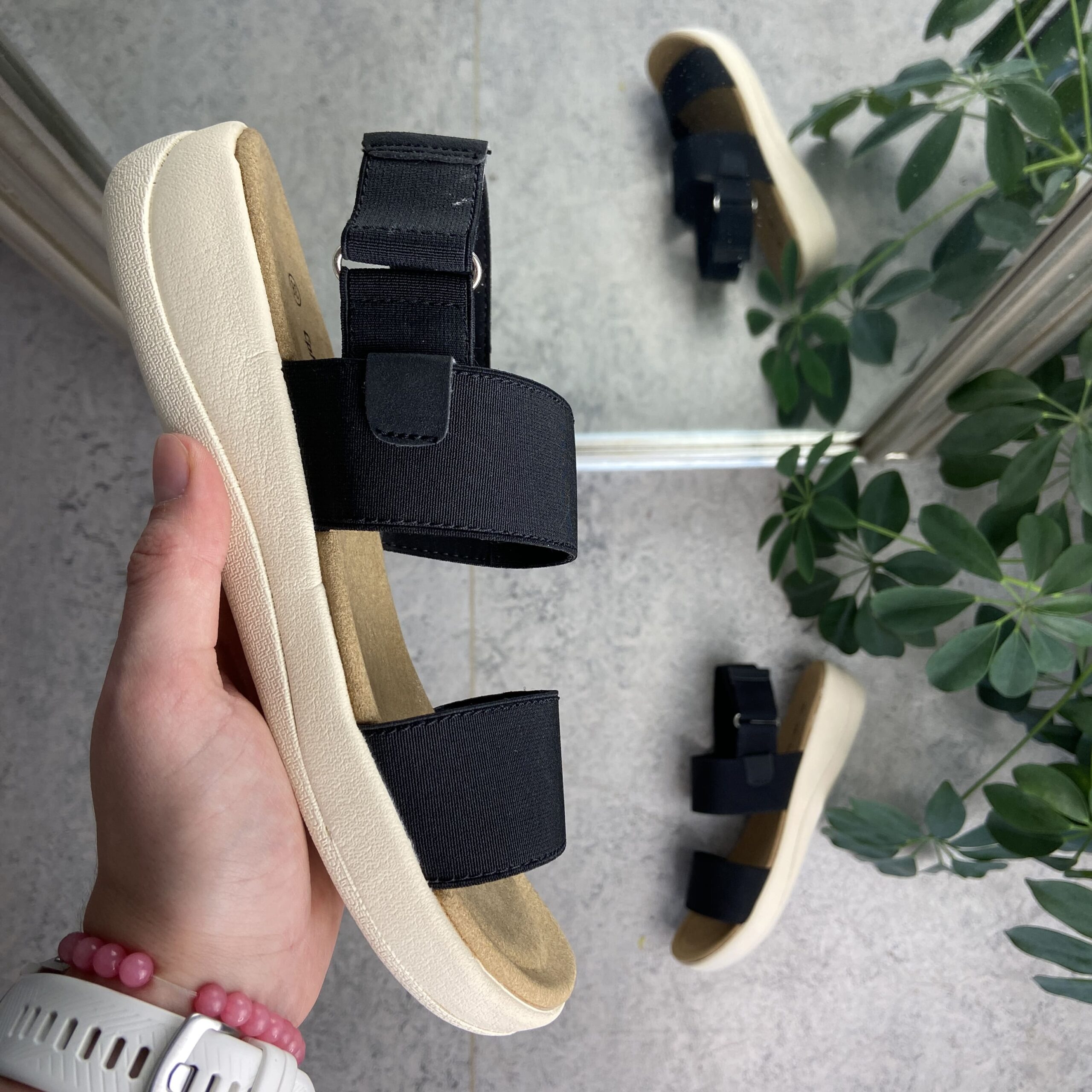 Svart sandal med 3 brede elastiske stropper