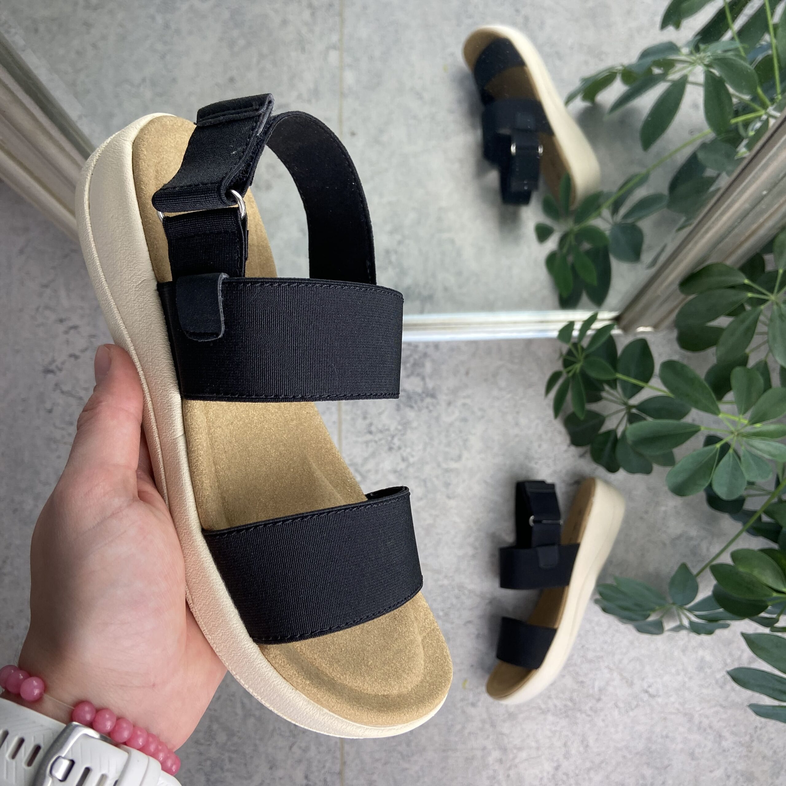 Svart sandal med 3 brede elastiske stropper