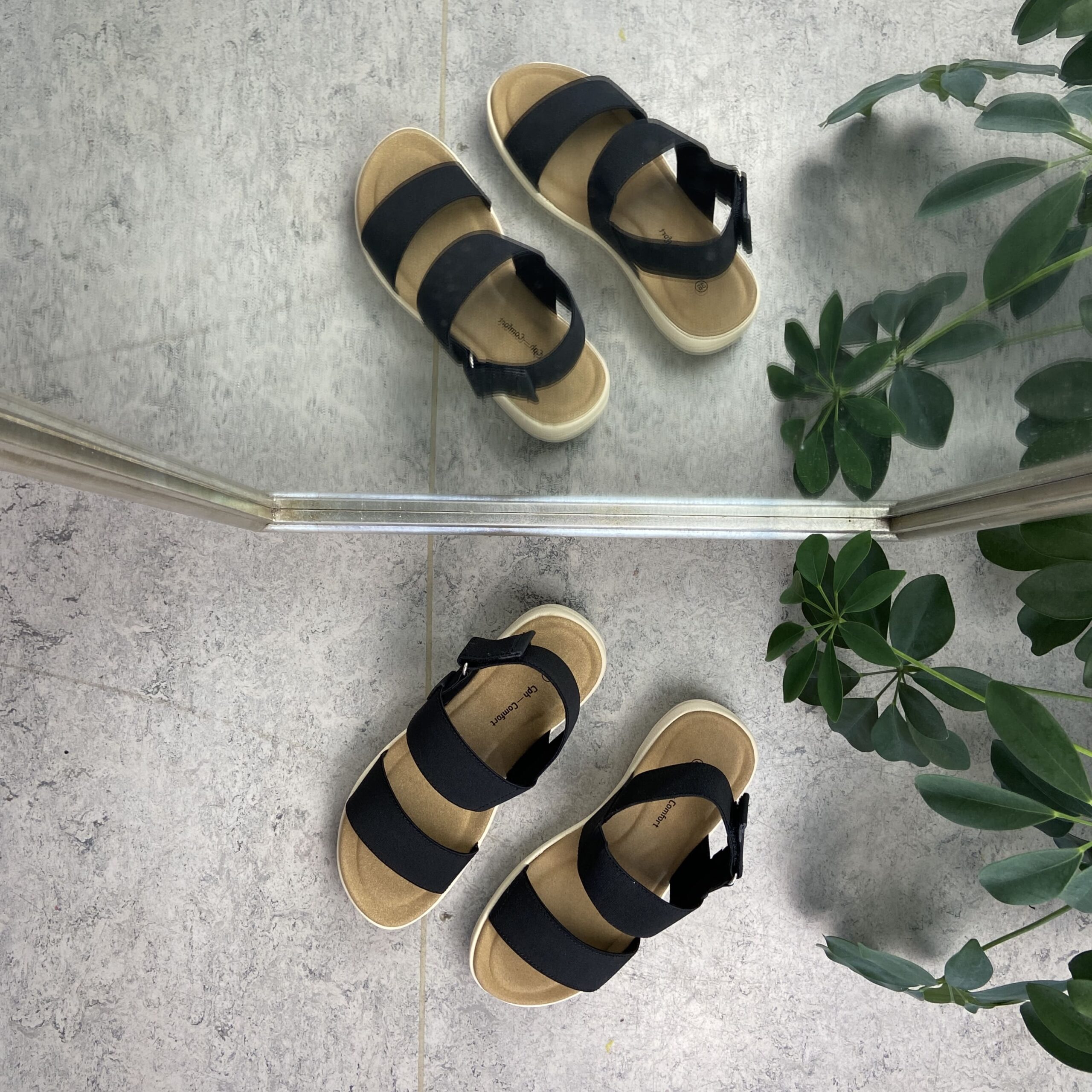 Svart sandal med 3 brede elastiske stropper