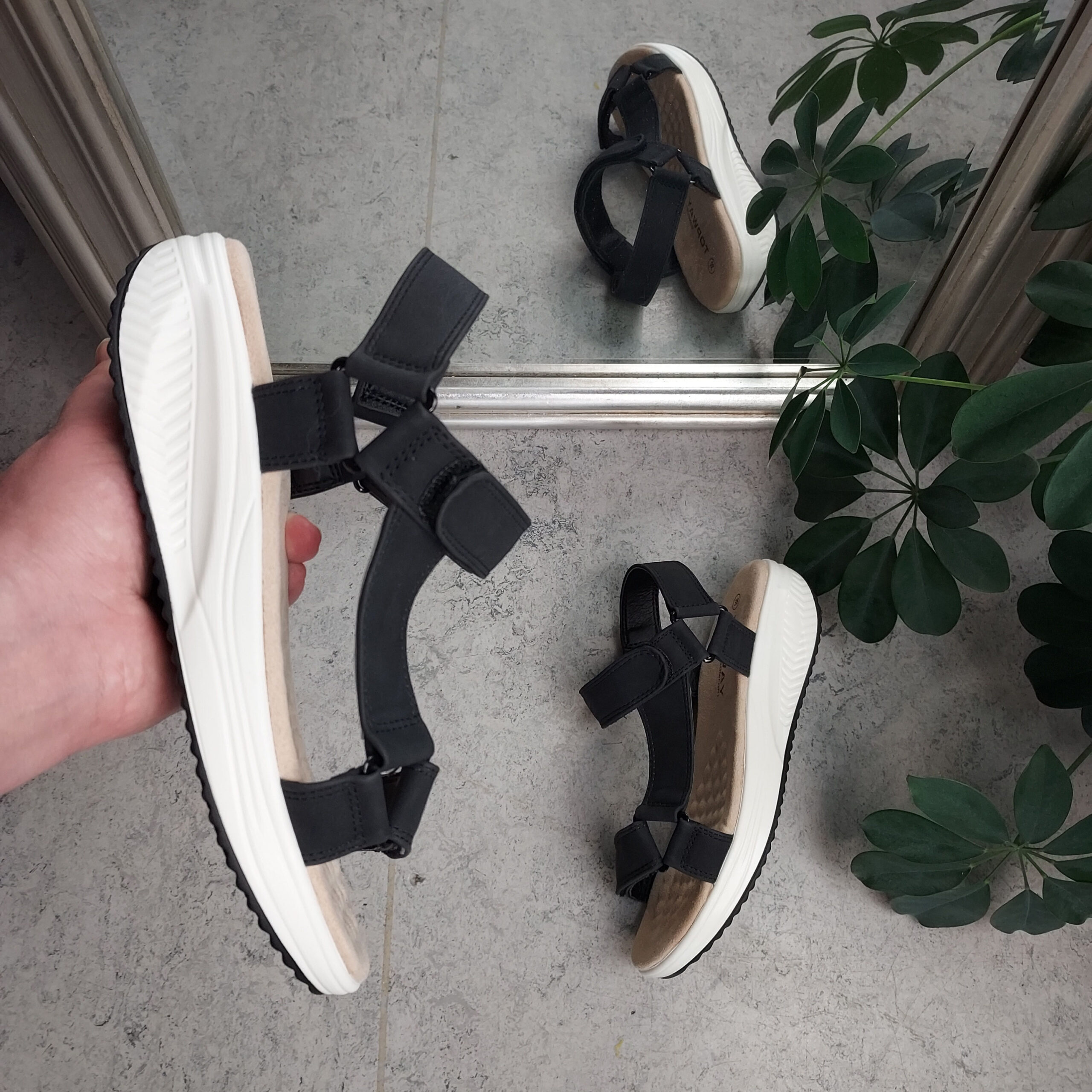 Svart sandal med mange flotte detaljer