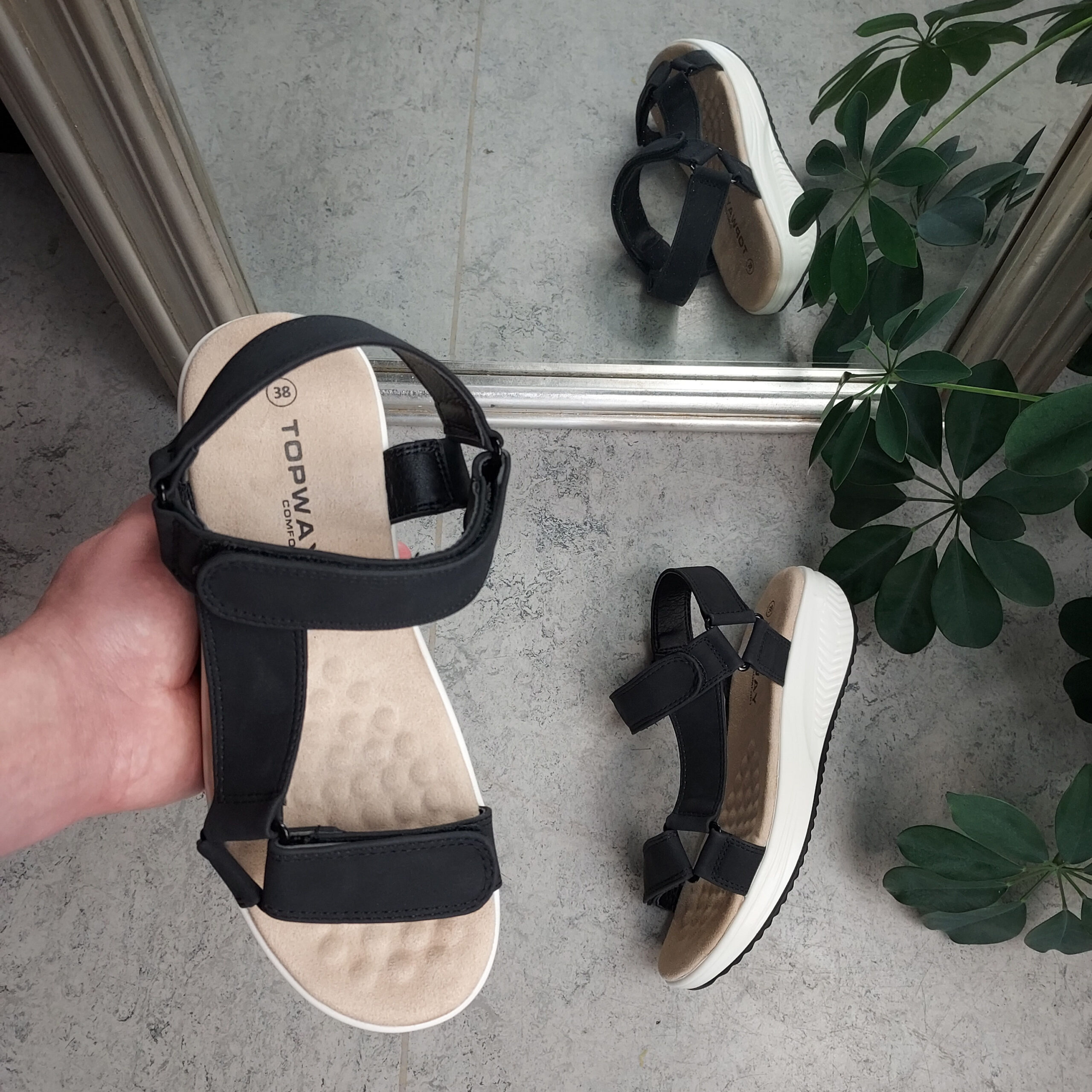 Svart sandal med mange flotte detaljer
