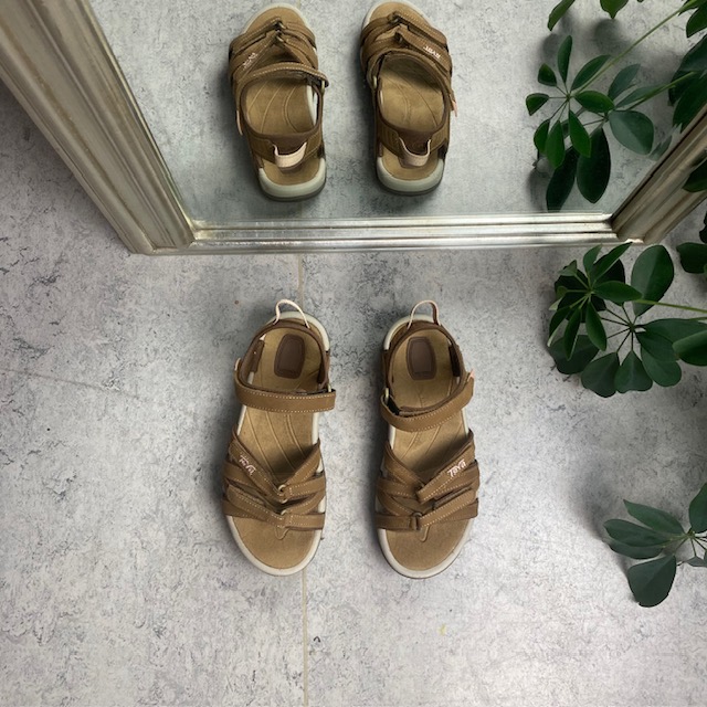 Mørk brun Tirra W sandal fra Teva med læreroverdel