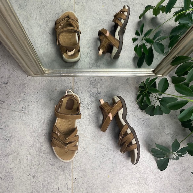 Mørk brun Tirra W sandal fra Teva med læreroverdel