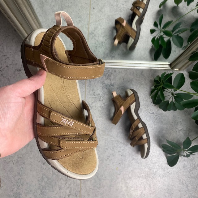 Mørk brun Tirra W sandal fra Teva med læreroverdel