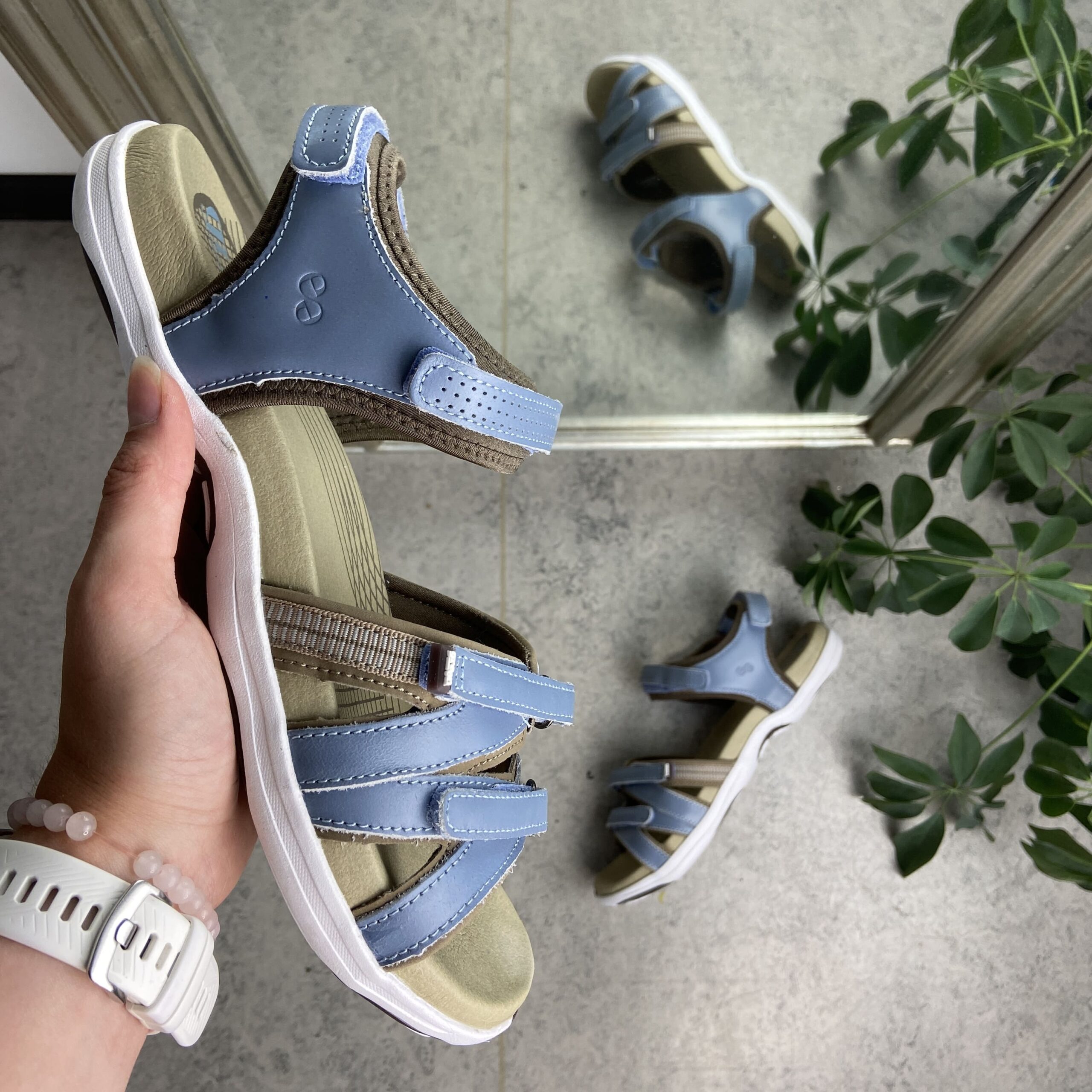 Blå sandal fra Green Comfort med fire justerbare remmer