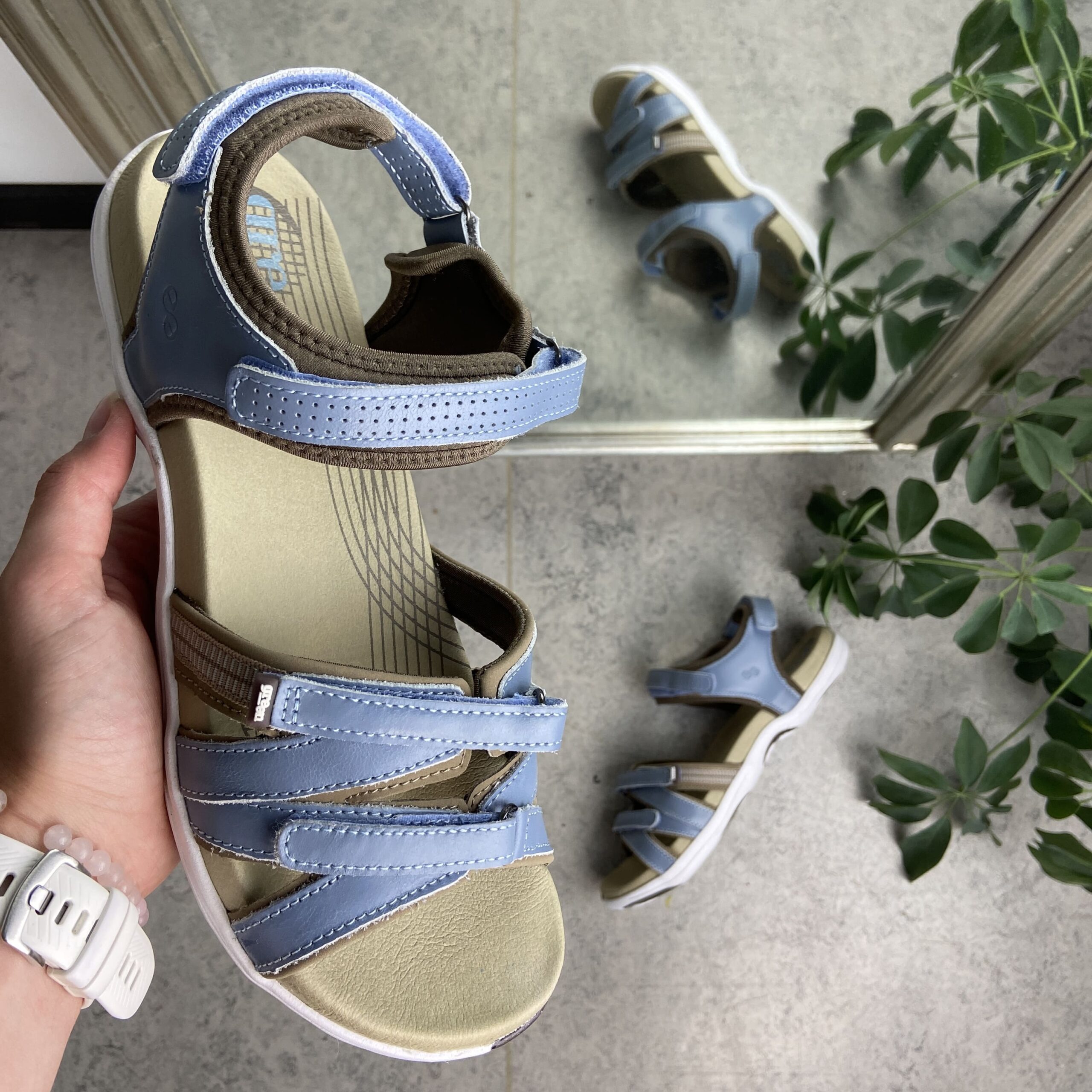 Blå sandal fra Green Comfort med fire justerbare remmer