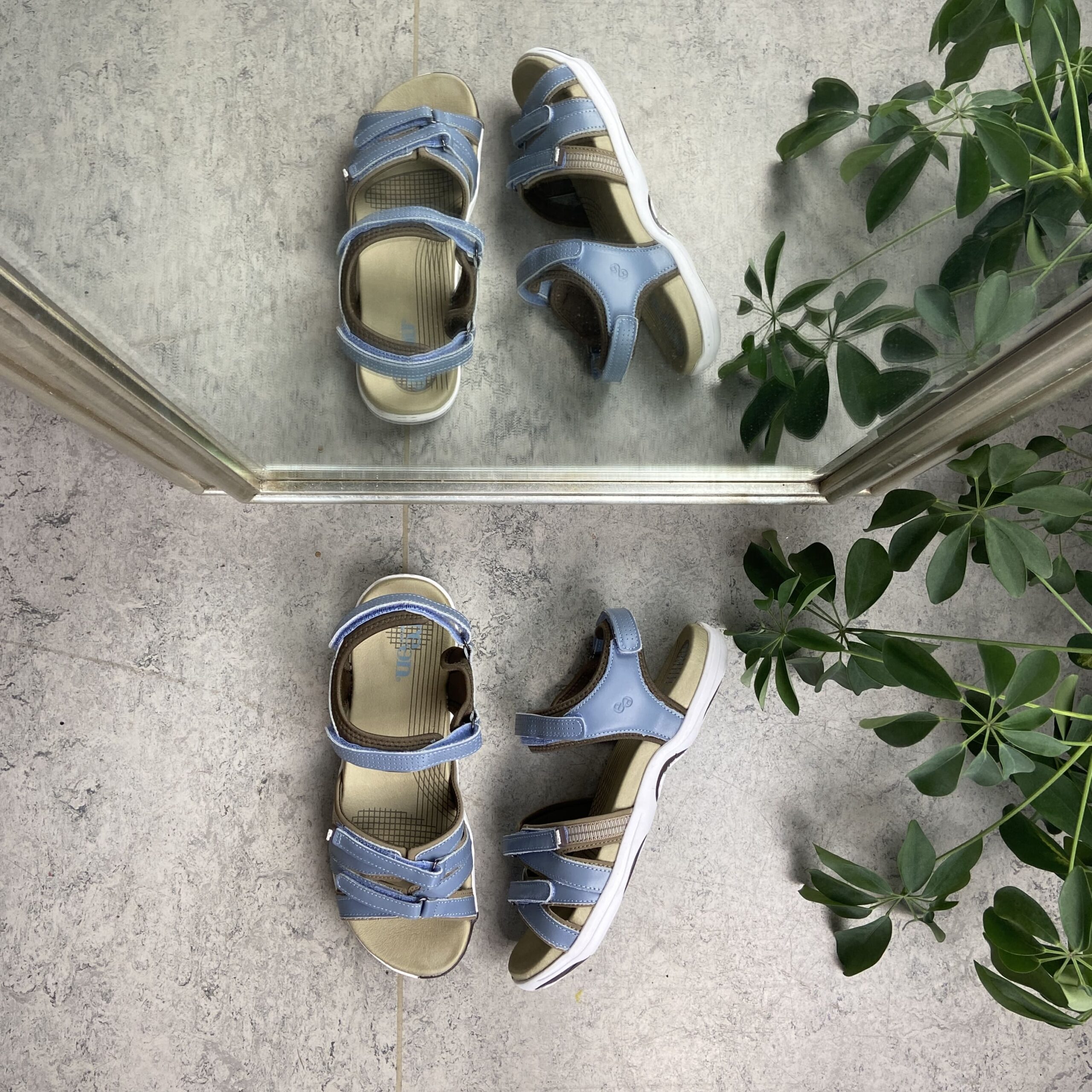 Blå sandal fra Green Comfort med fire justerbare remmer