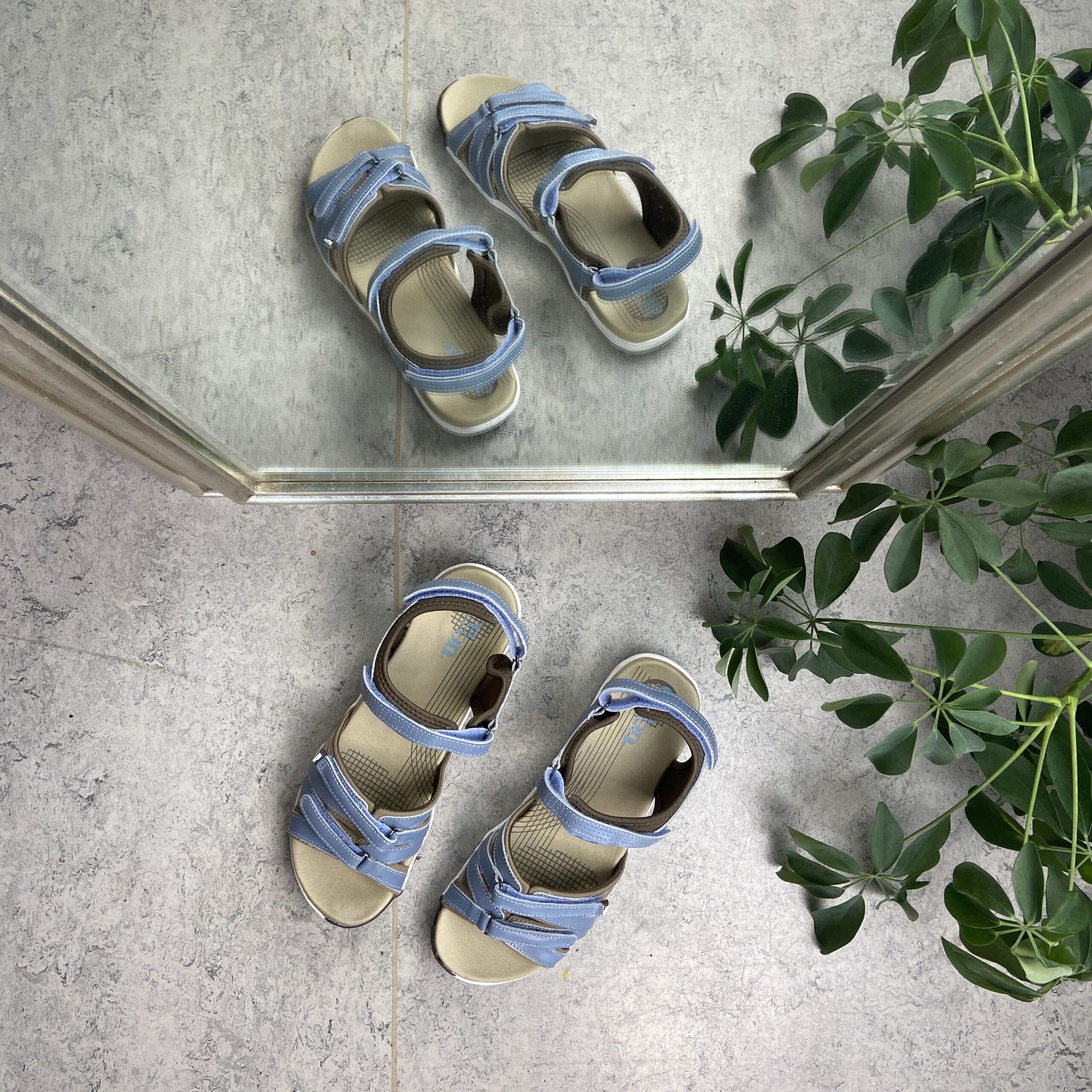 Blå sandal fra Green Comfort med fire justerbare remmer