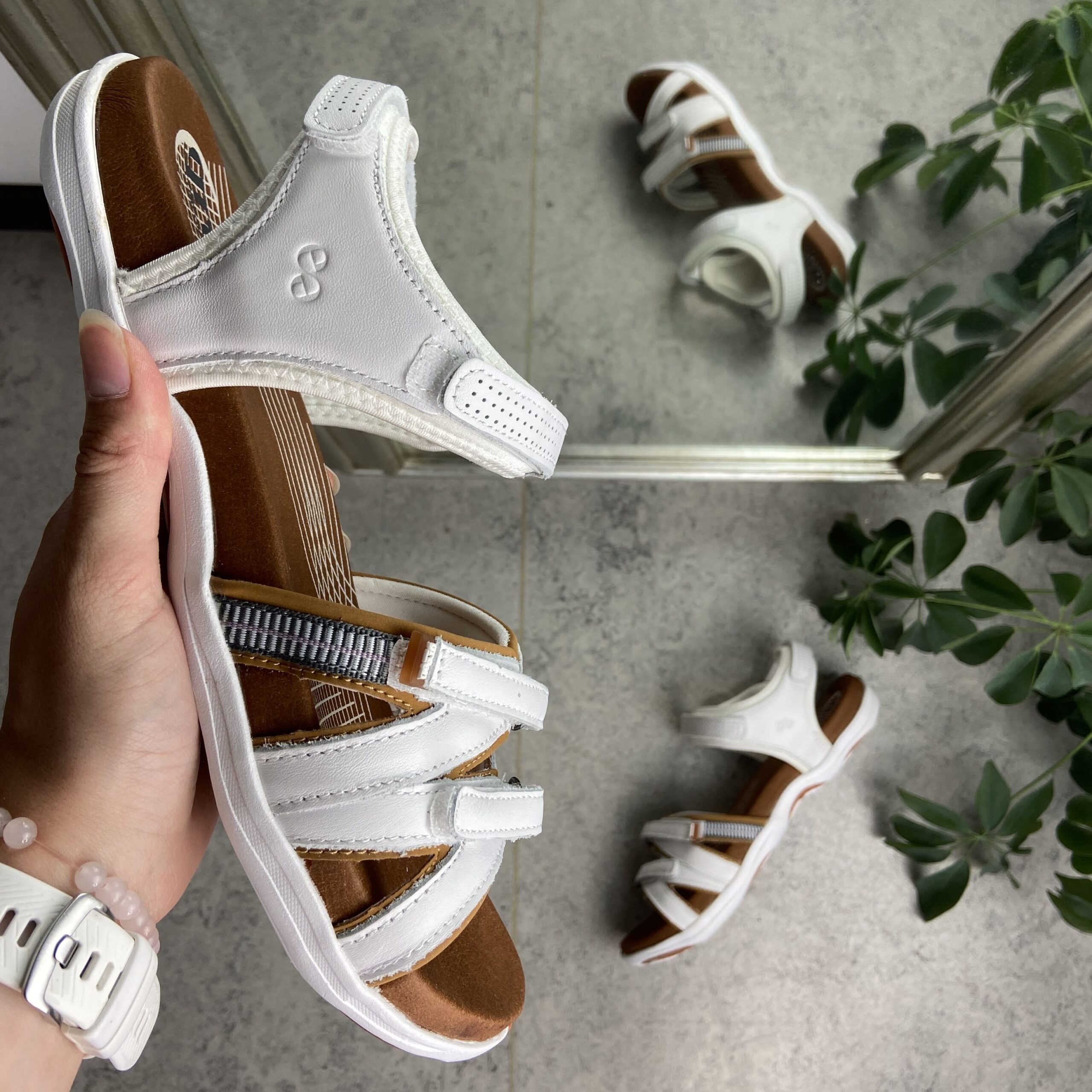 Hvit sandal fra Green Comfort med fire justerbare stropper