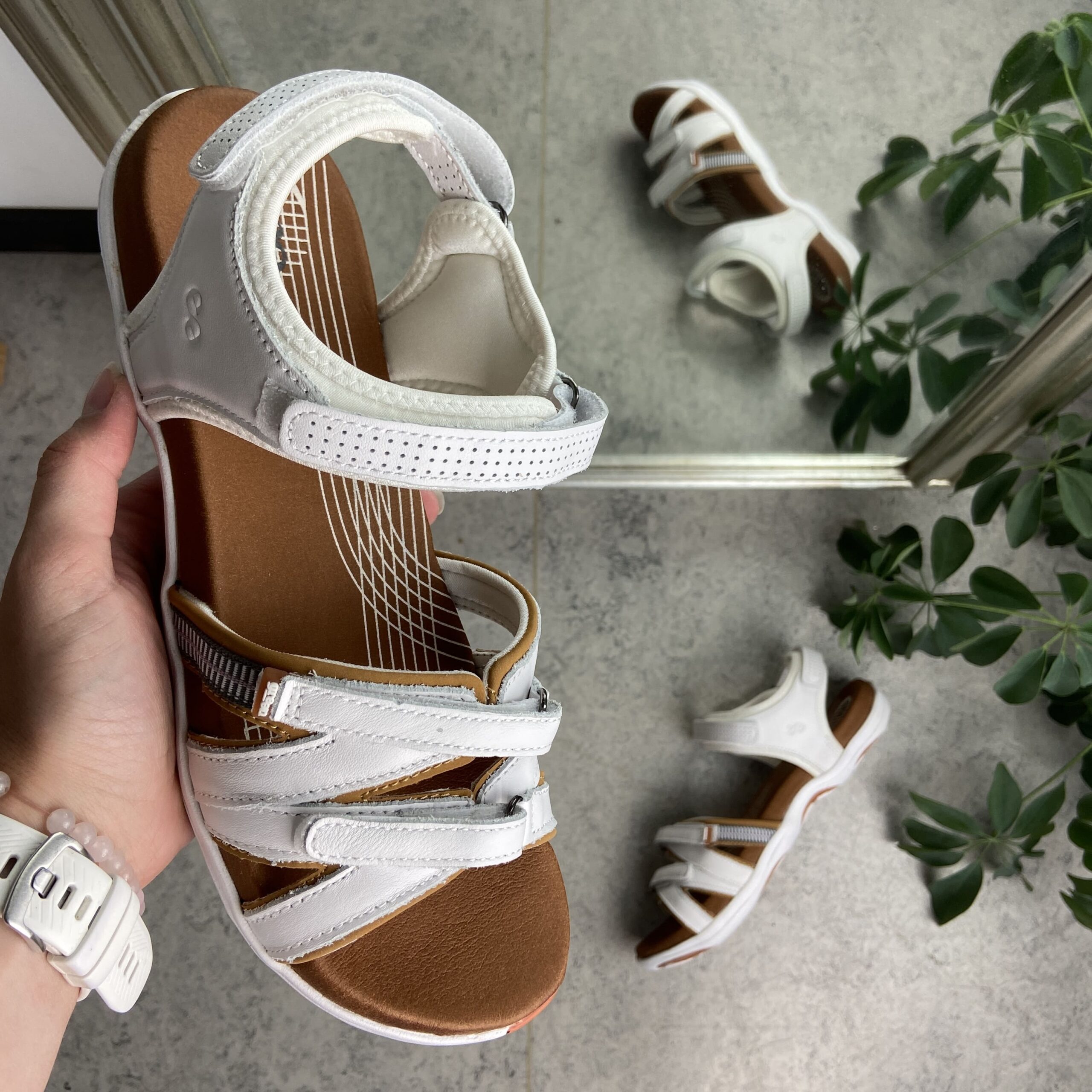 Hvit sandal fra Green Comfort med fire justerbare stropper