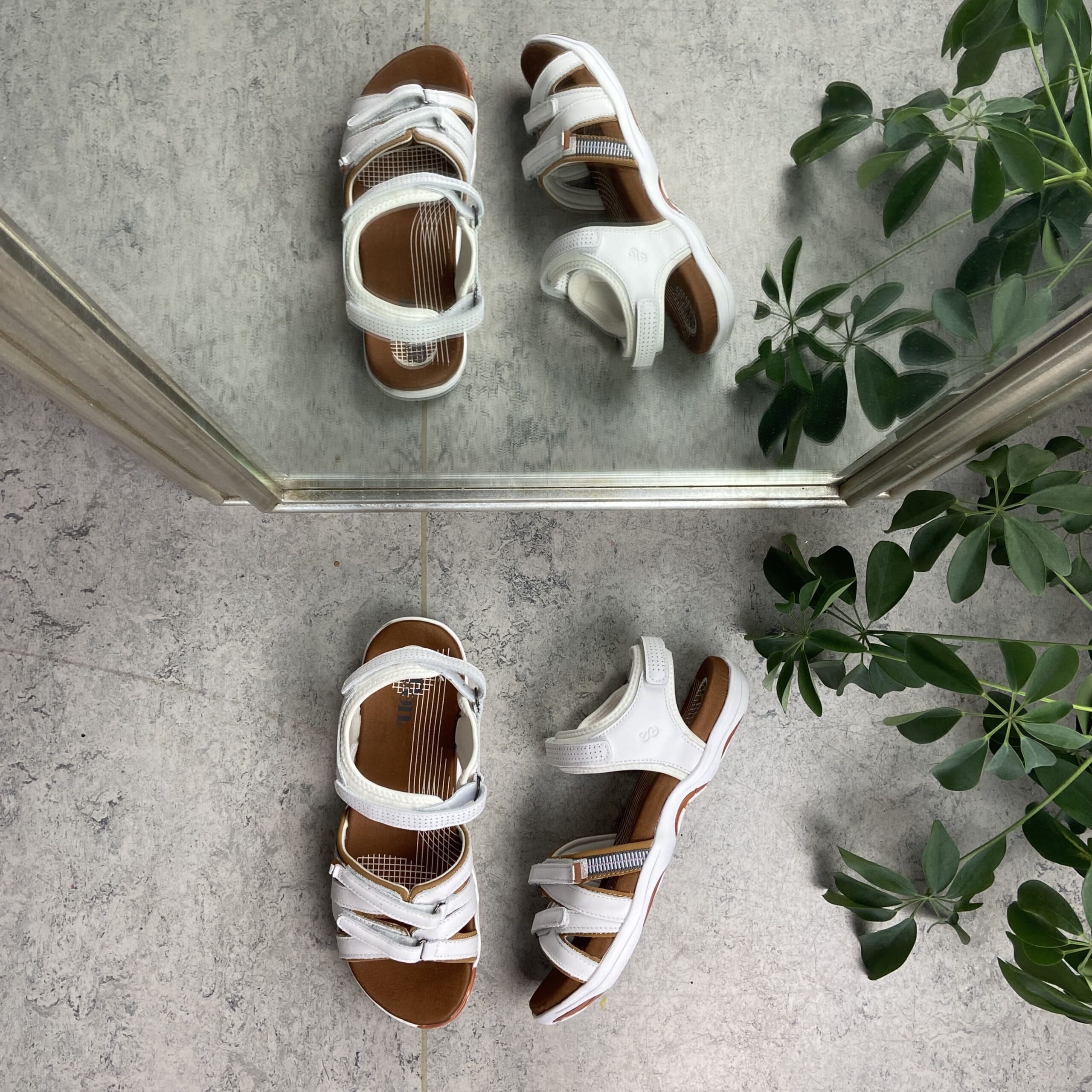Hvit sandal fra Green Comfort med fire justerbare stropper