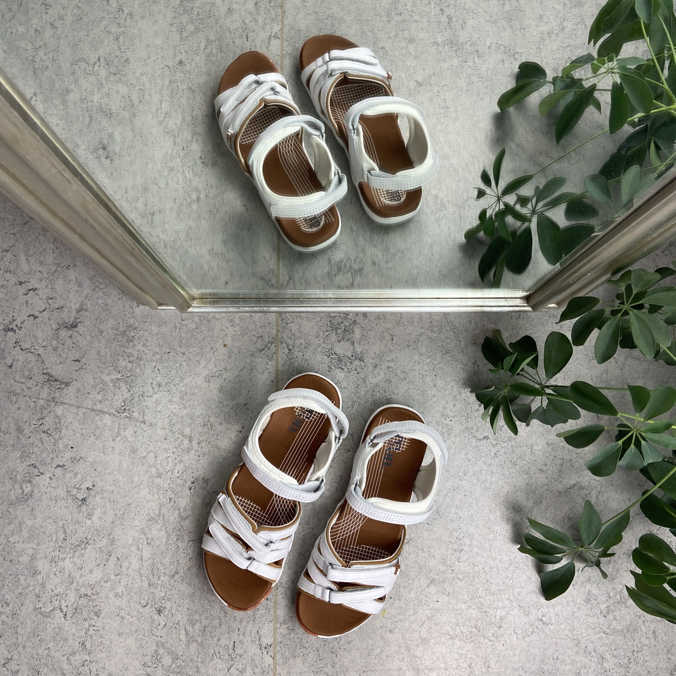 Hvit sandal fra Green Comfort med fire justerbare stropper