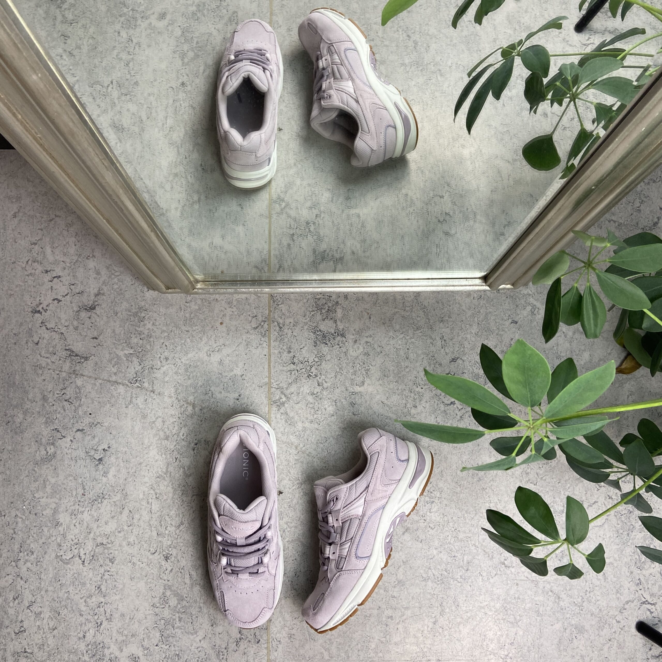 Rosa Vionic sko med god bredde og ekstra svangstøtte