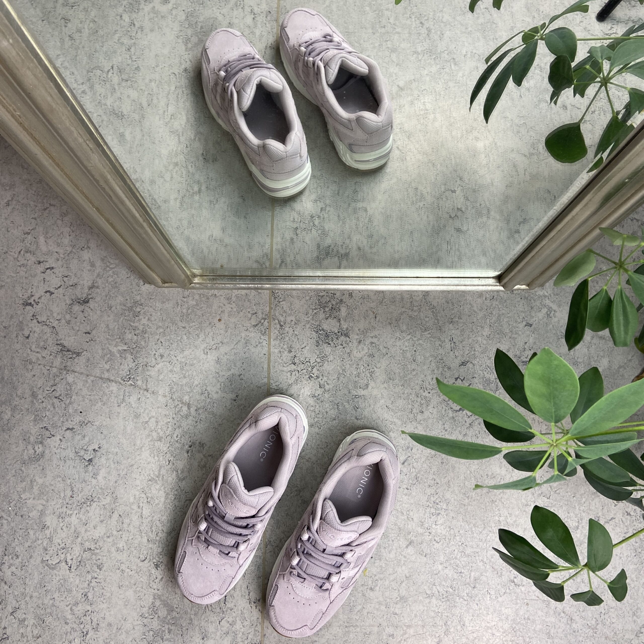 Rosa Vionic sko med god bredde og ekstra svangstøtte