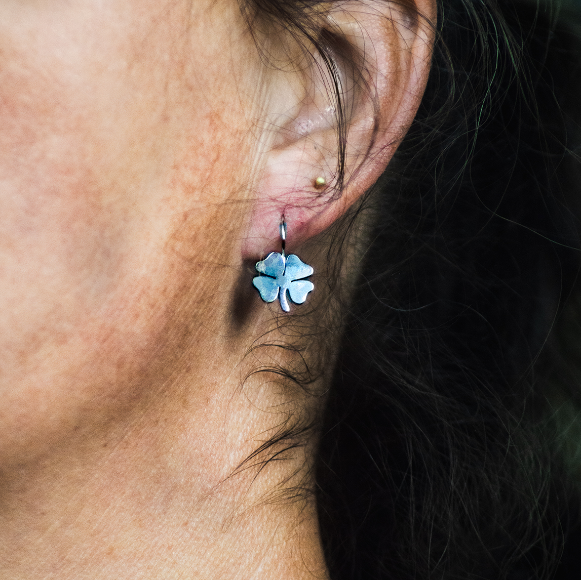 Kløver øreringer i sølvtoner