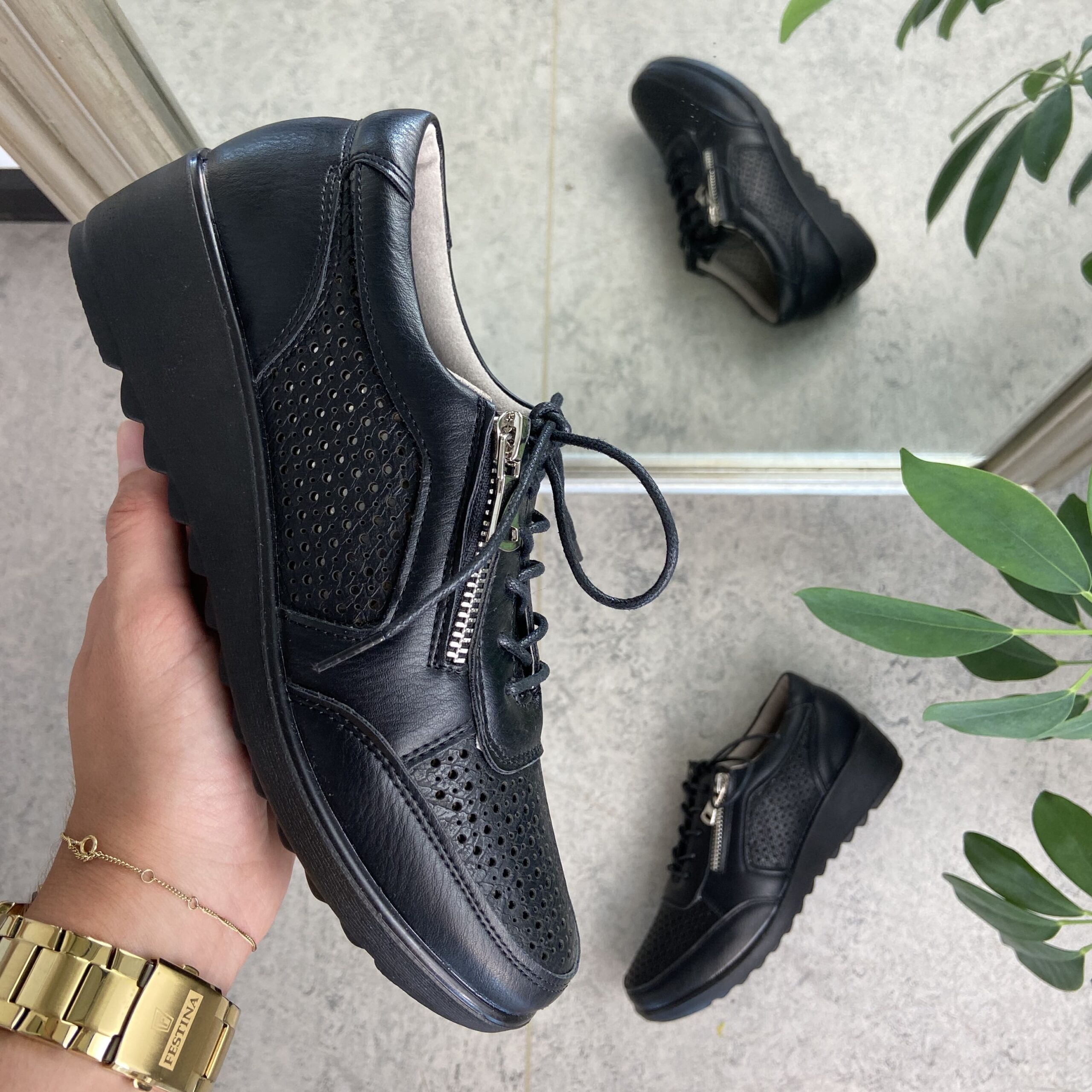 Luftig sko med både snøring og glidelås