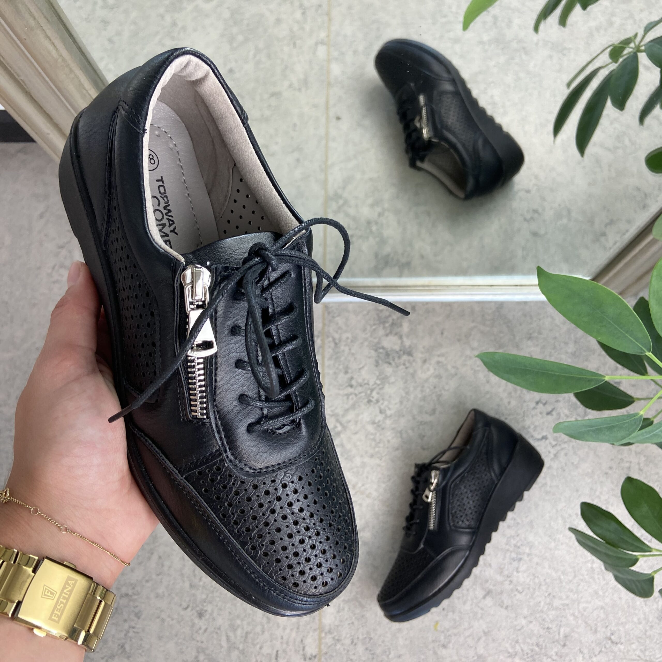 Luftig sko med både snøring og glidelås