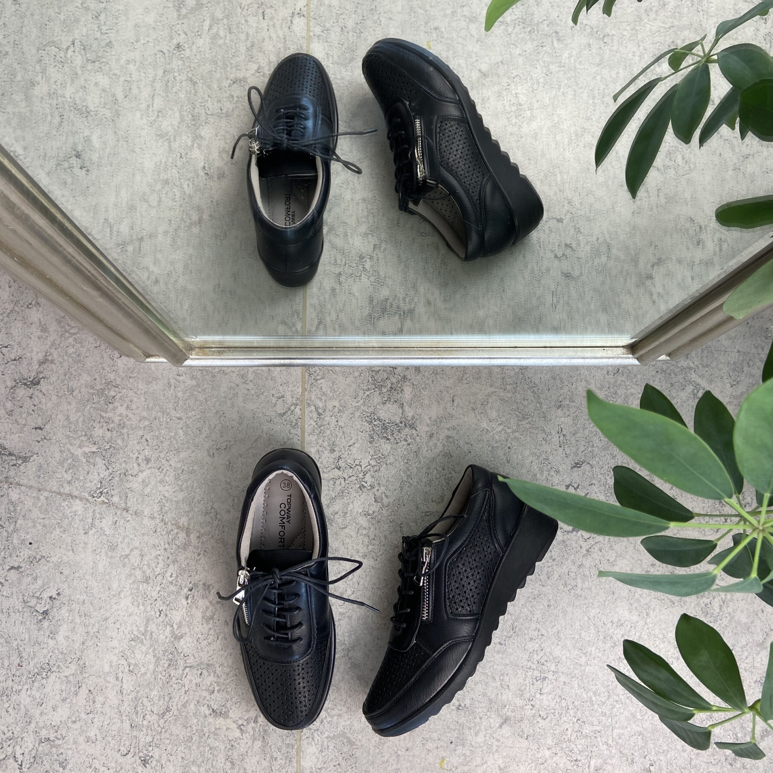 Luftig sko med både snøring og glidelås