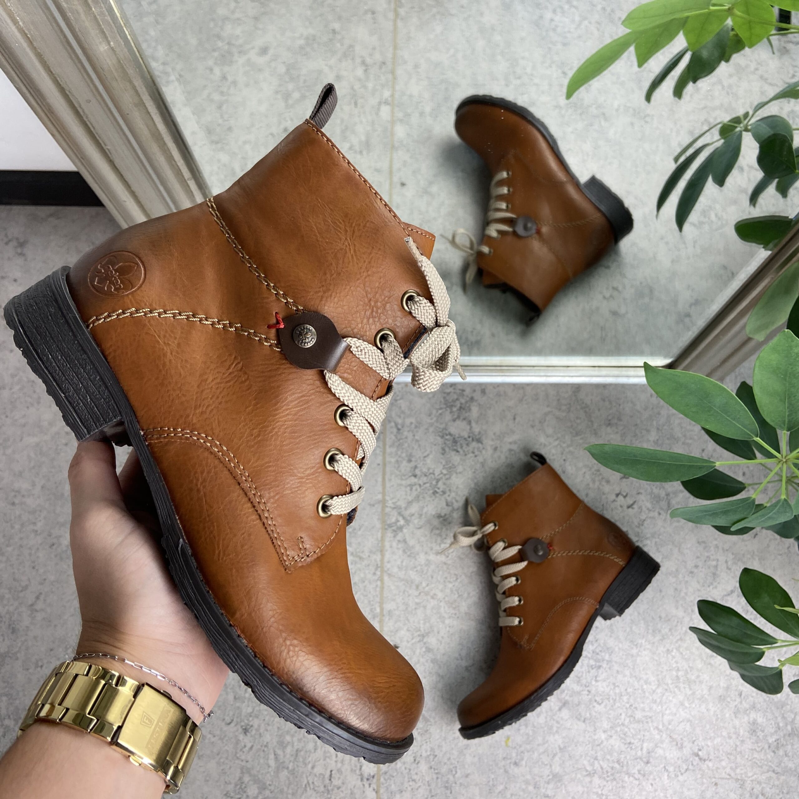 Lækker brun støvle med snøre og lynlås