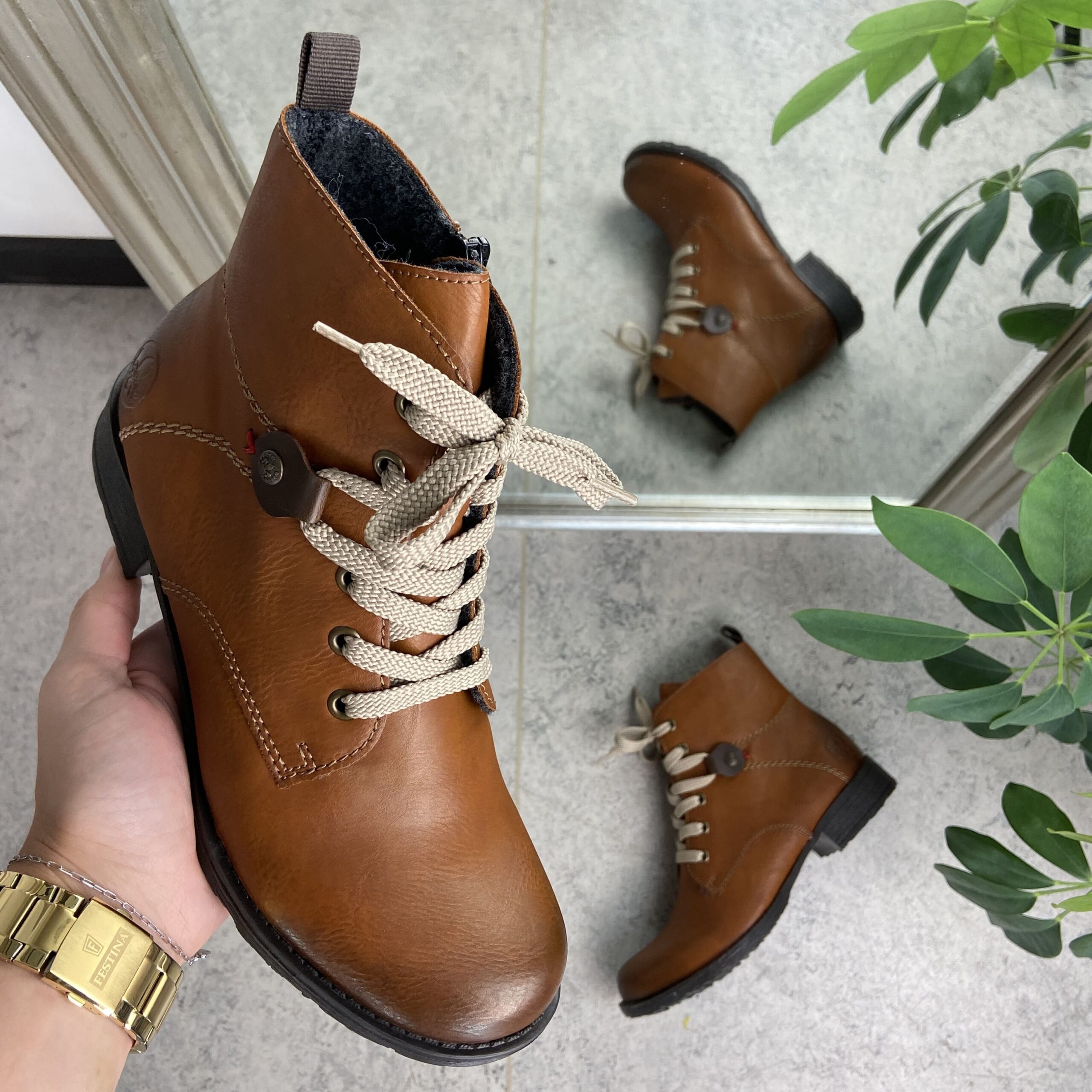 Lækker brun støvle med snøre og lynlås