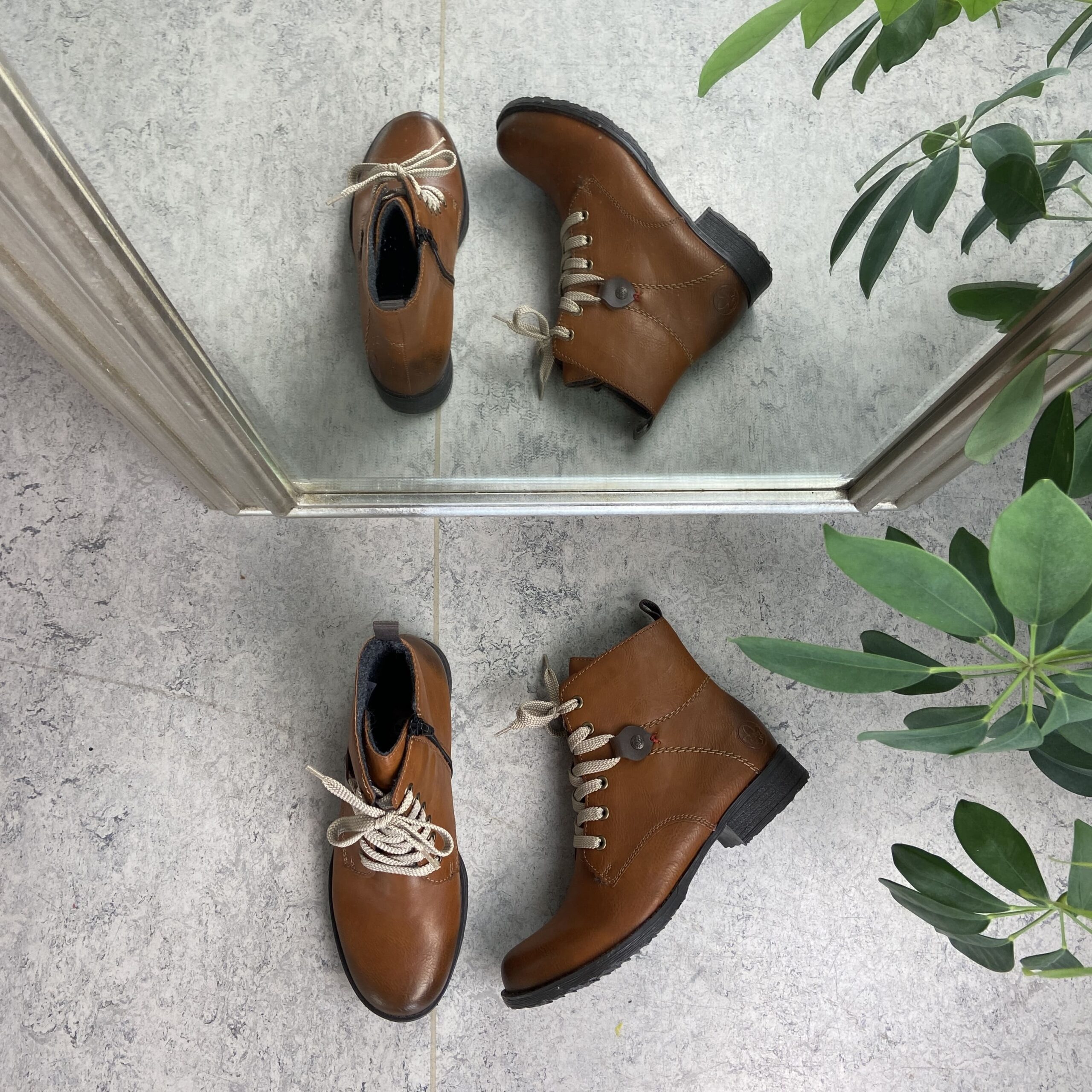 Lækker brun støvle med snøre og lynlås