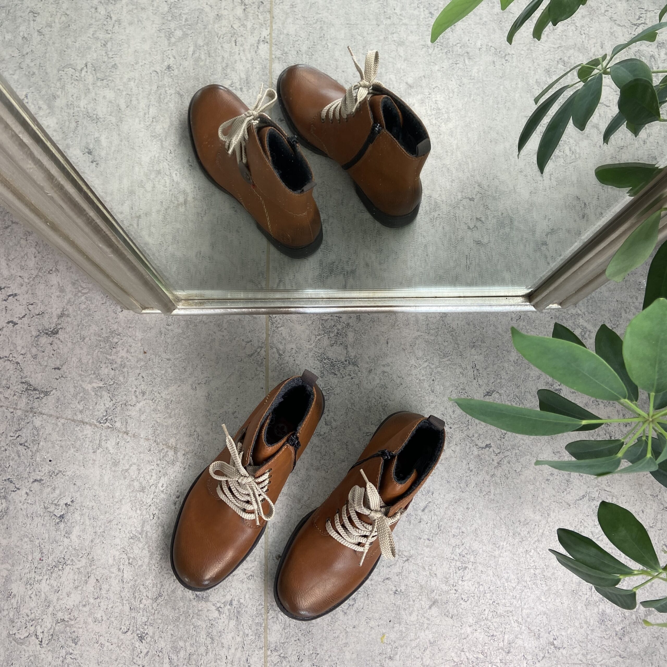 Lækker brun støvle med snøre og lynlås