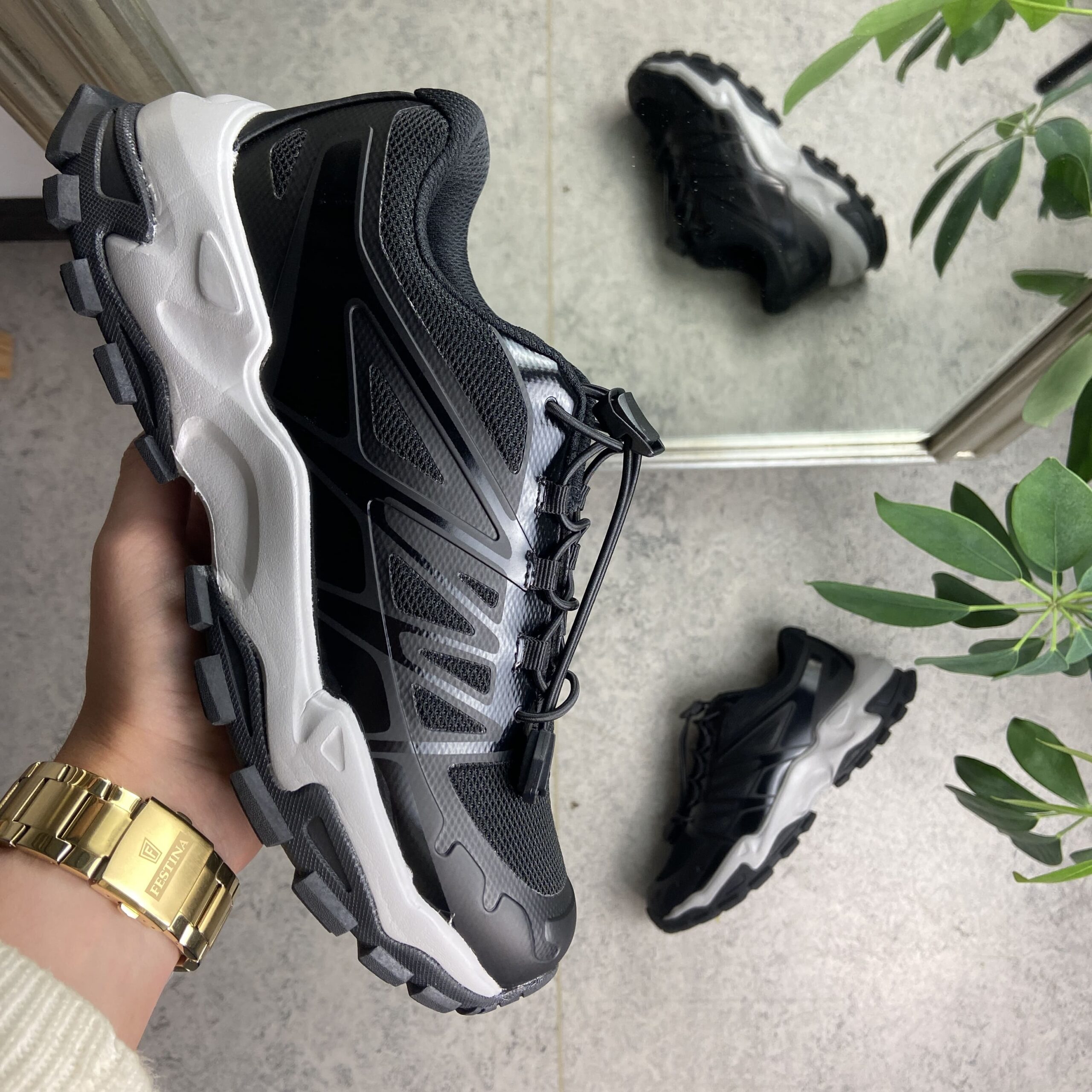 Svart og grå tursko med god bredde og elastiske lisser