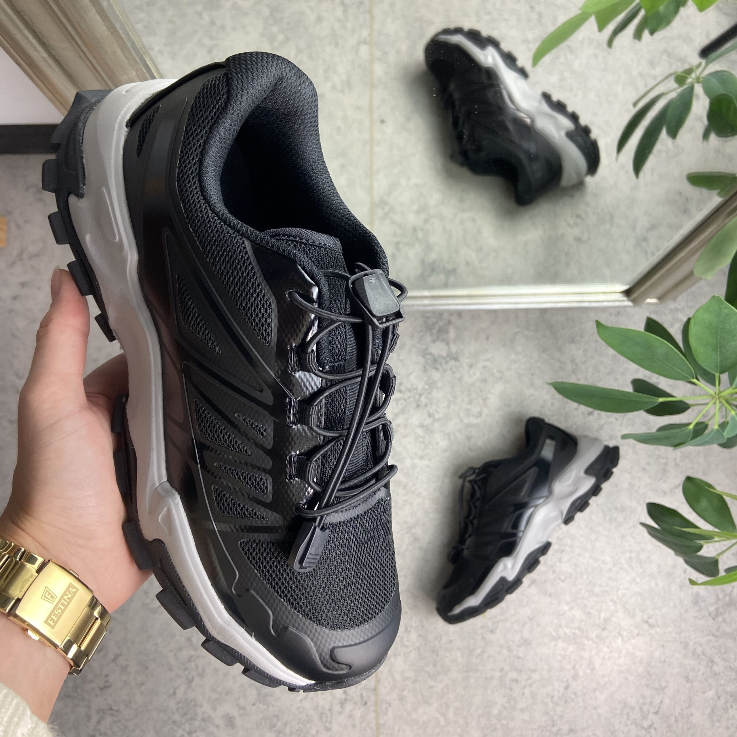 Svart og grå tursko med god bredde og elastiske lisser