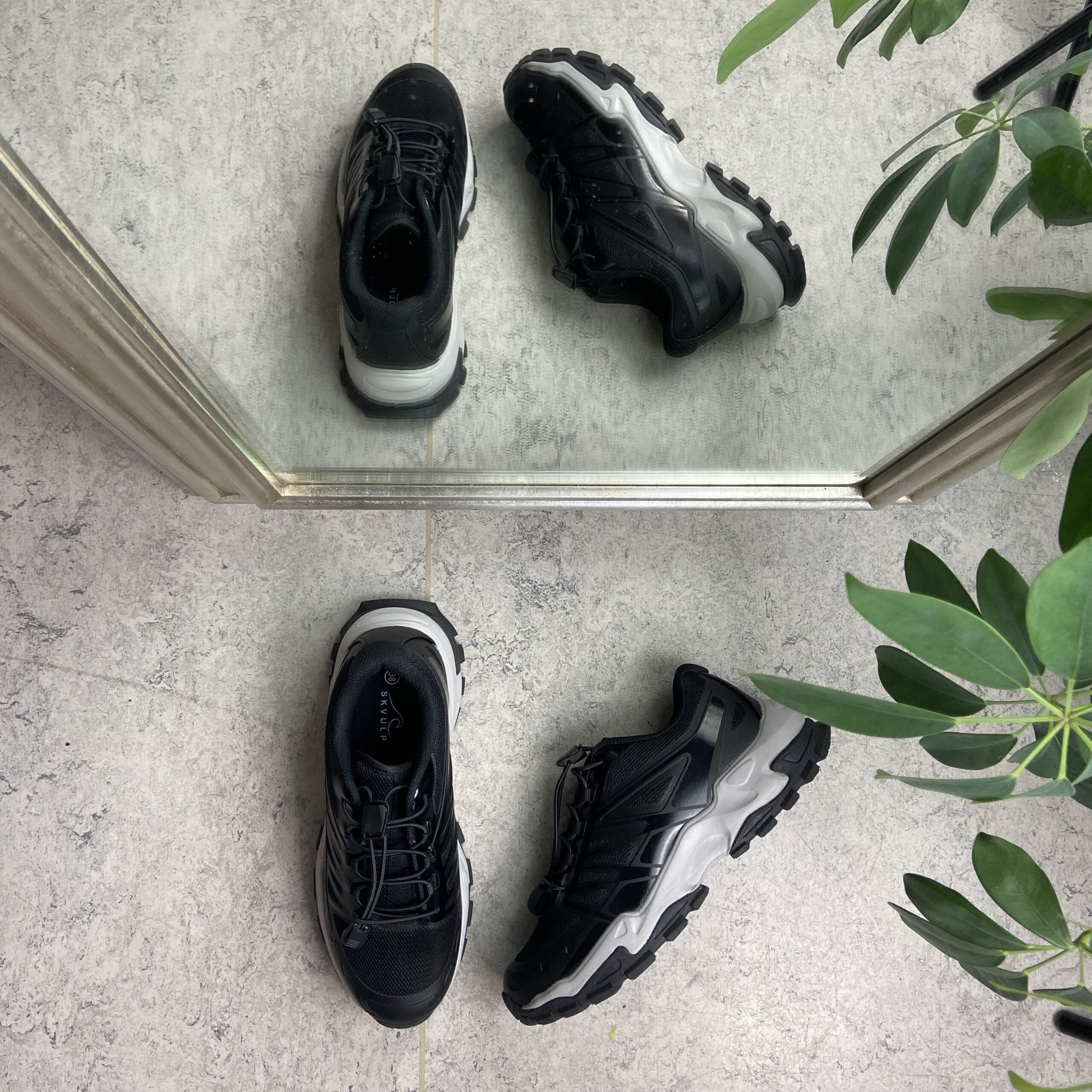 Svart og grå tursko med god bredde og elastiske lisser