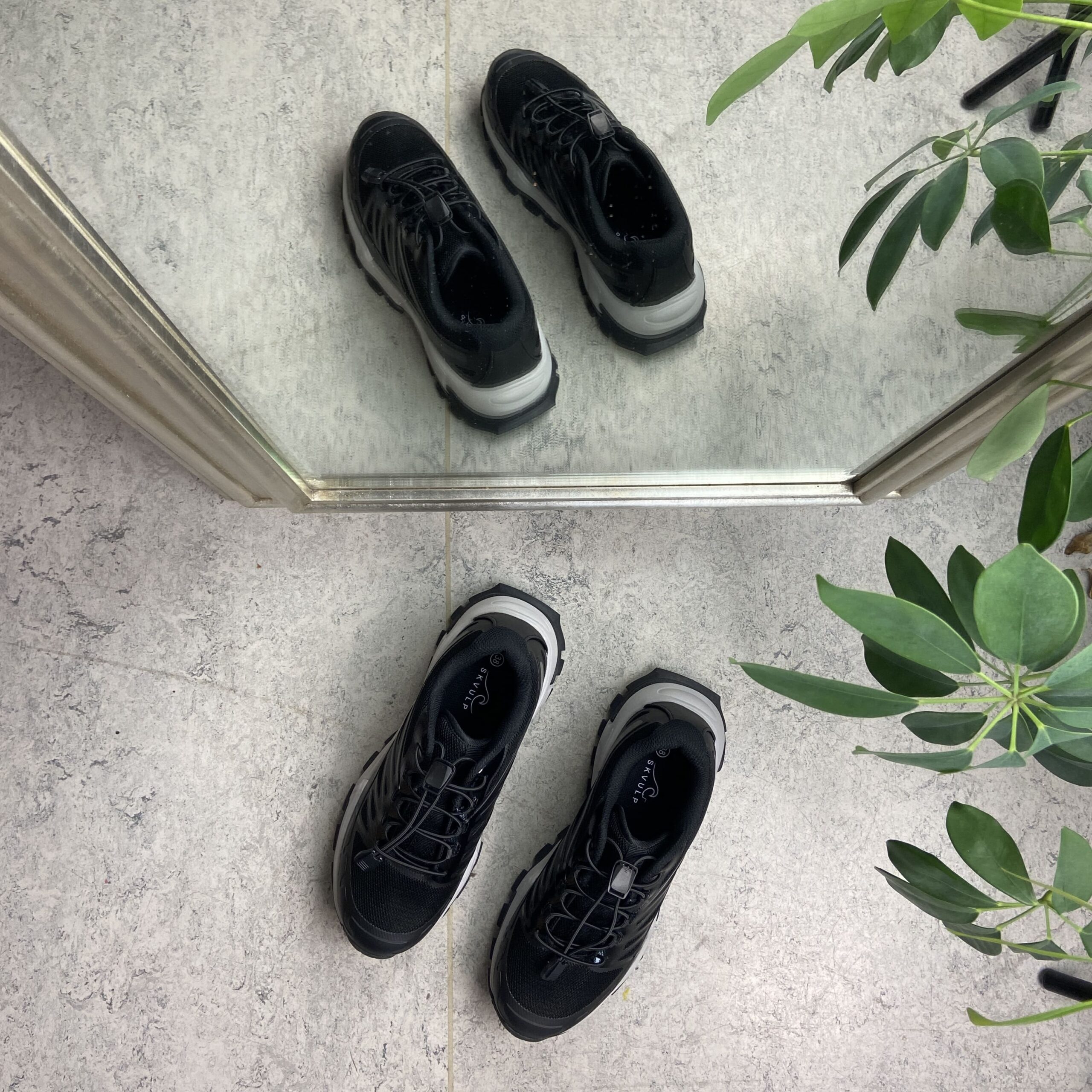 Svart og grå tursko med god bredde og elastiske lisser