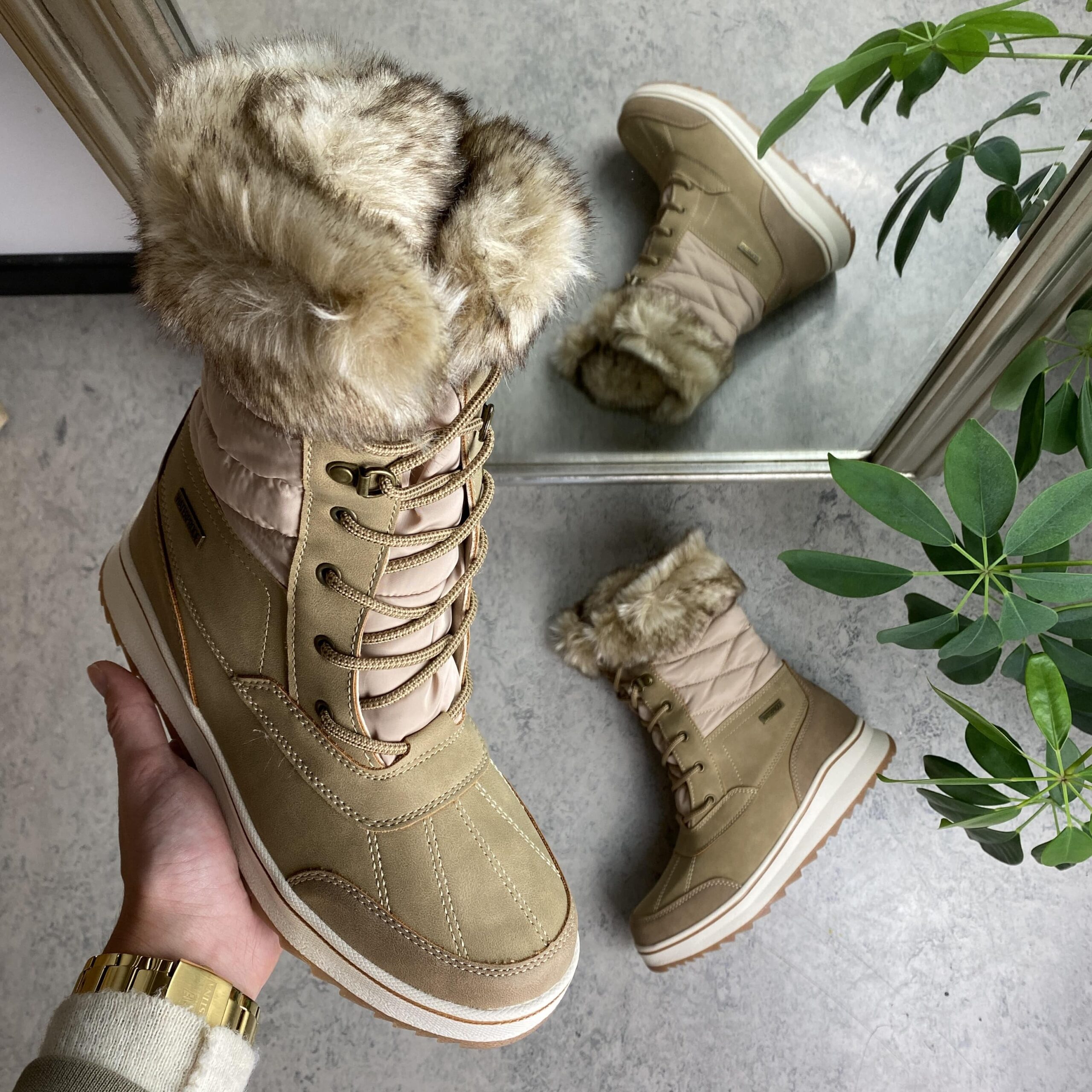 Brun vandtæt vinterstøvle fra Mols med pels kant