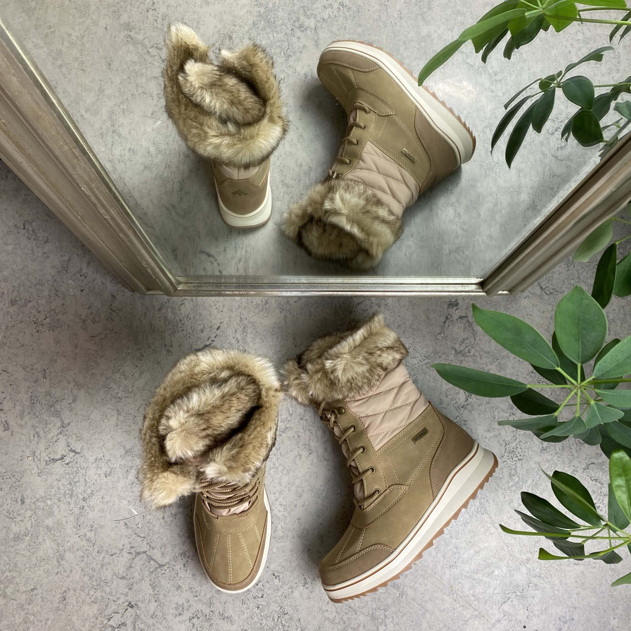 Brun vandtæt vinterstøvle fra Mols med pels kant