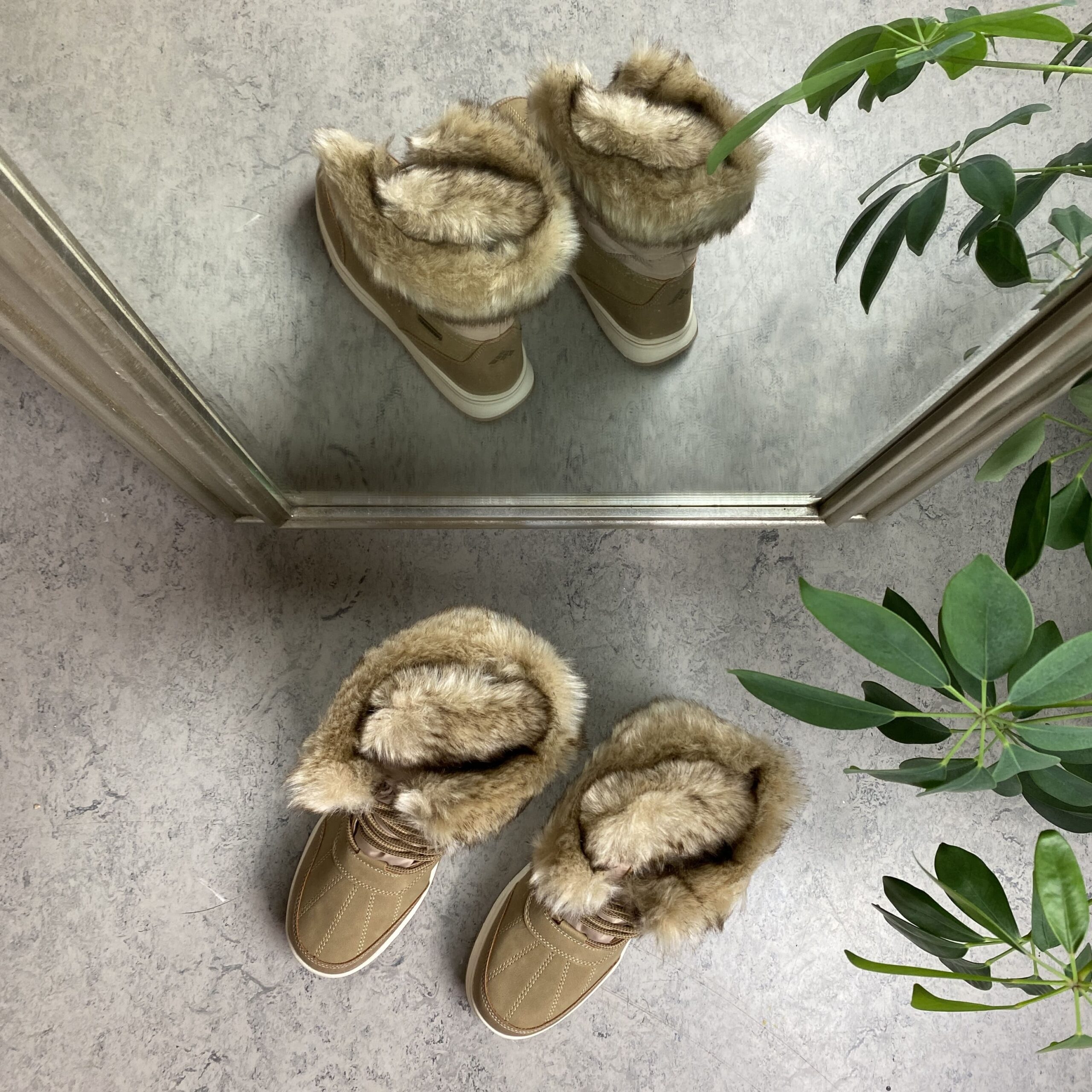 Brun vandtæt vinterstøvle fra Mols med pels kant