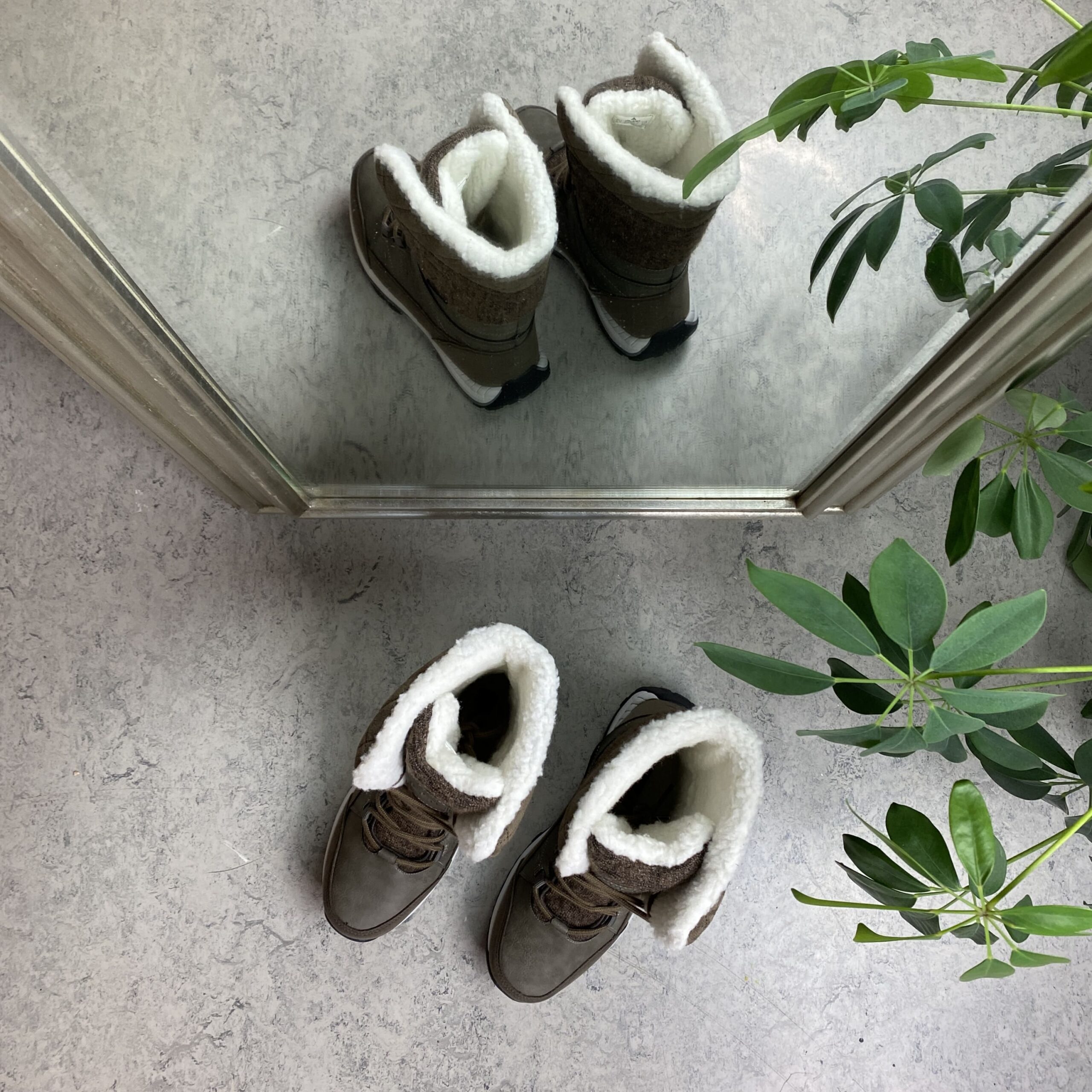 Brun vanntett vinterstøvel fra Mols med lekre hvite detaljer