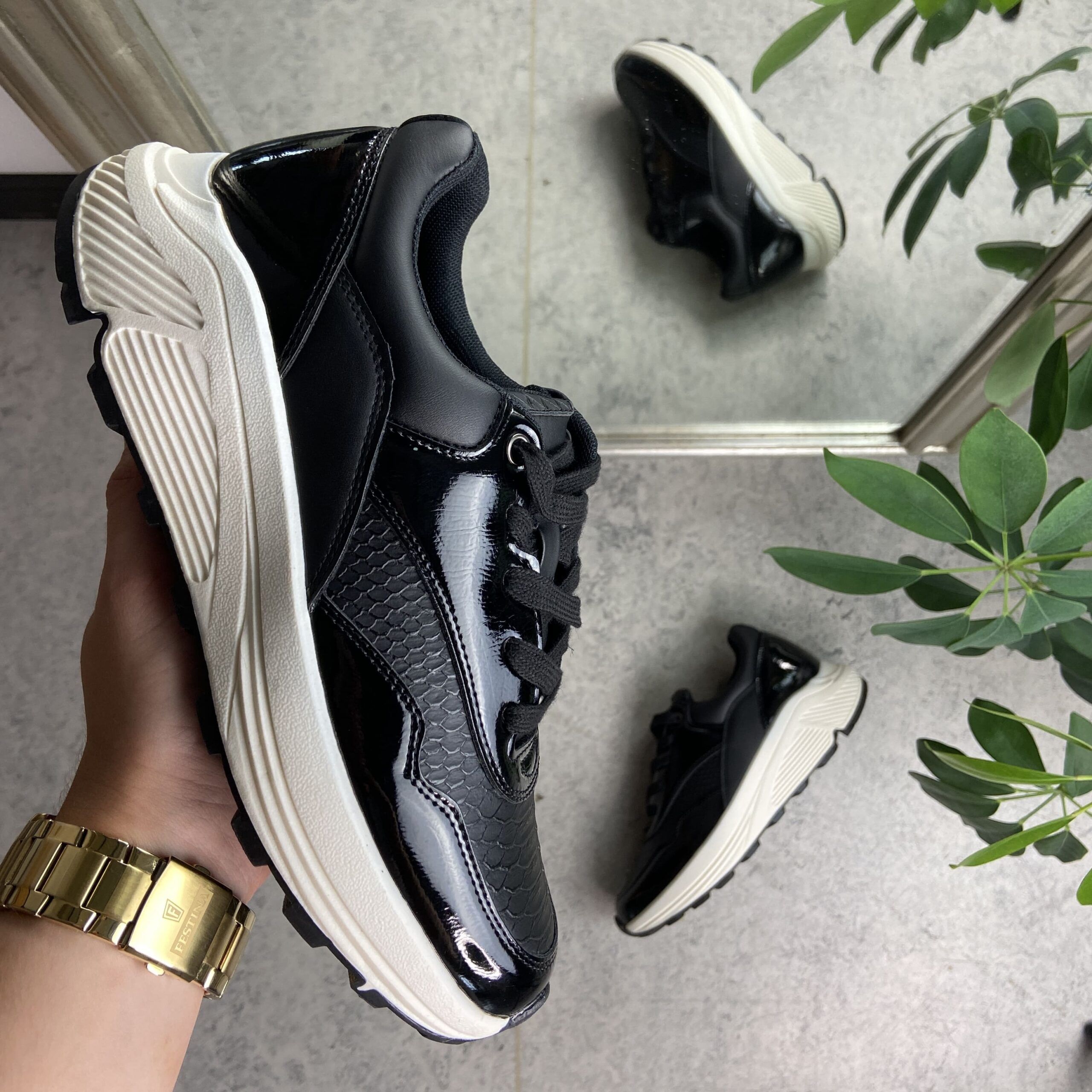 Sort sko med snøring og massevis av støtdemping.