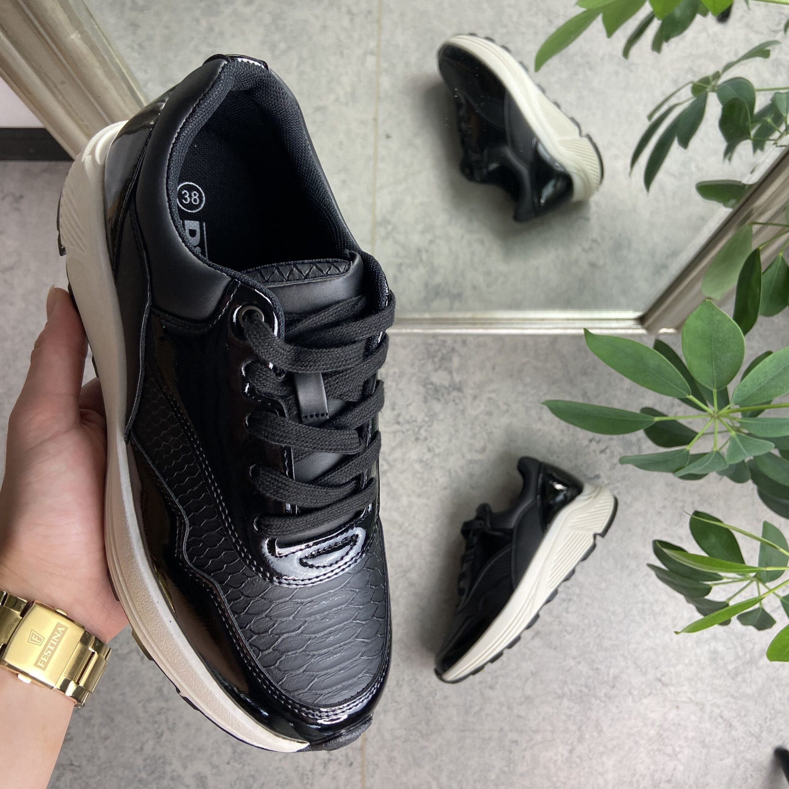 Sort sko med snøring og massevis av støtdemping.