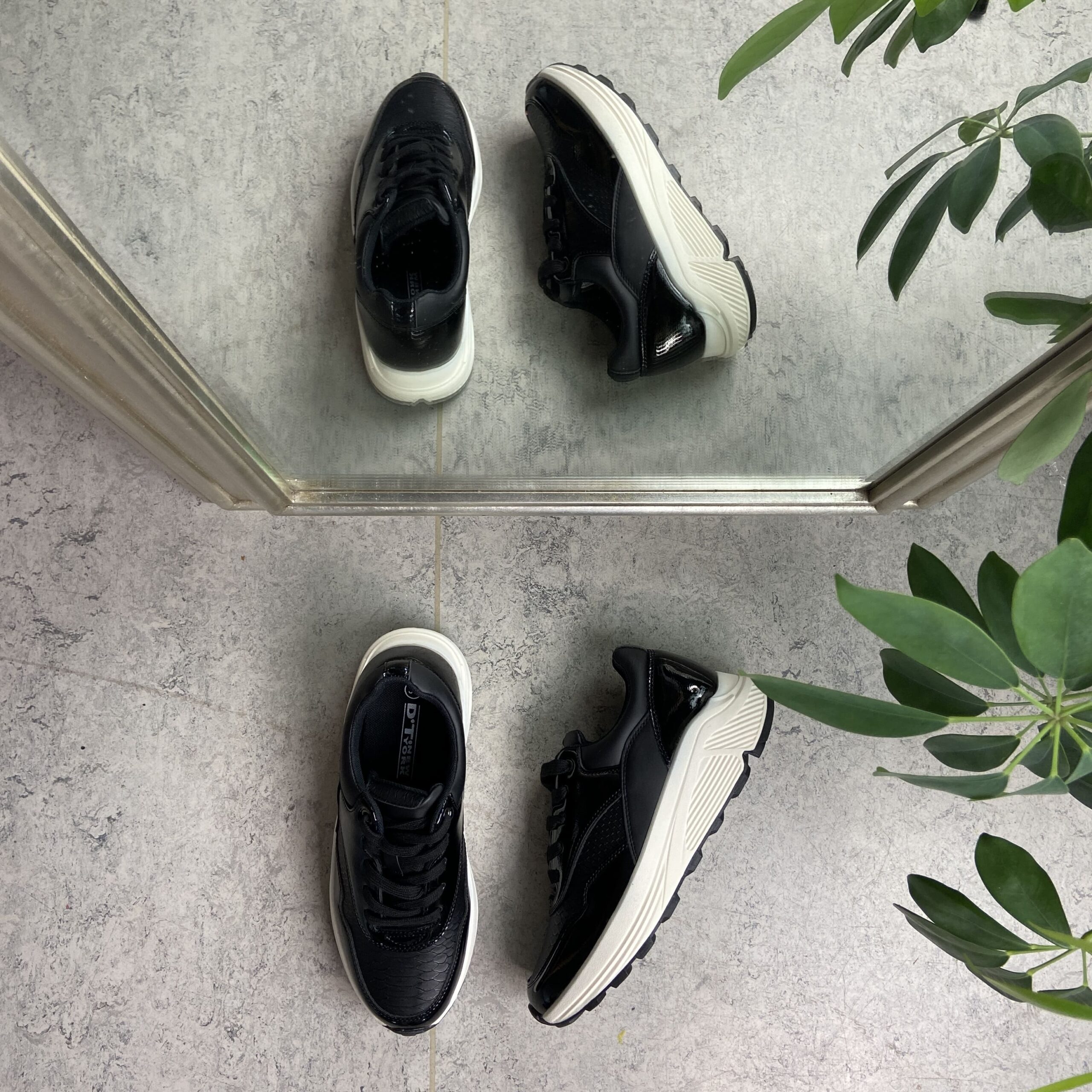 Sort sko med snøring og massevis av støtdemping.