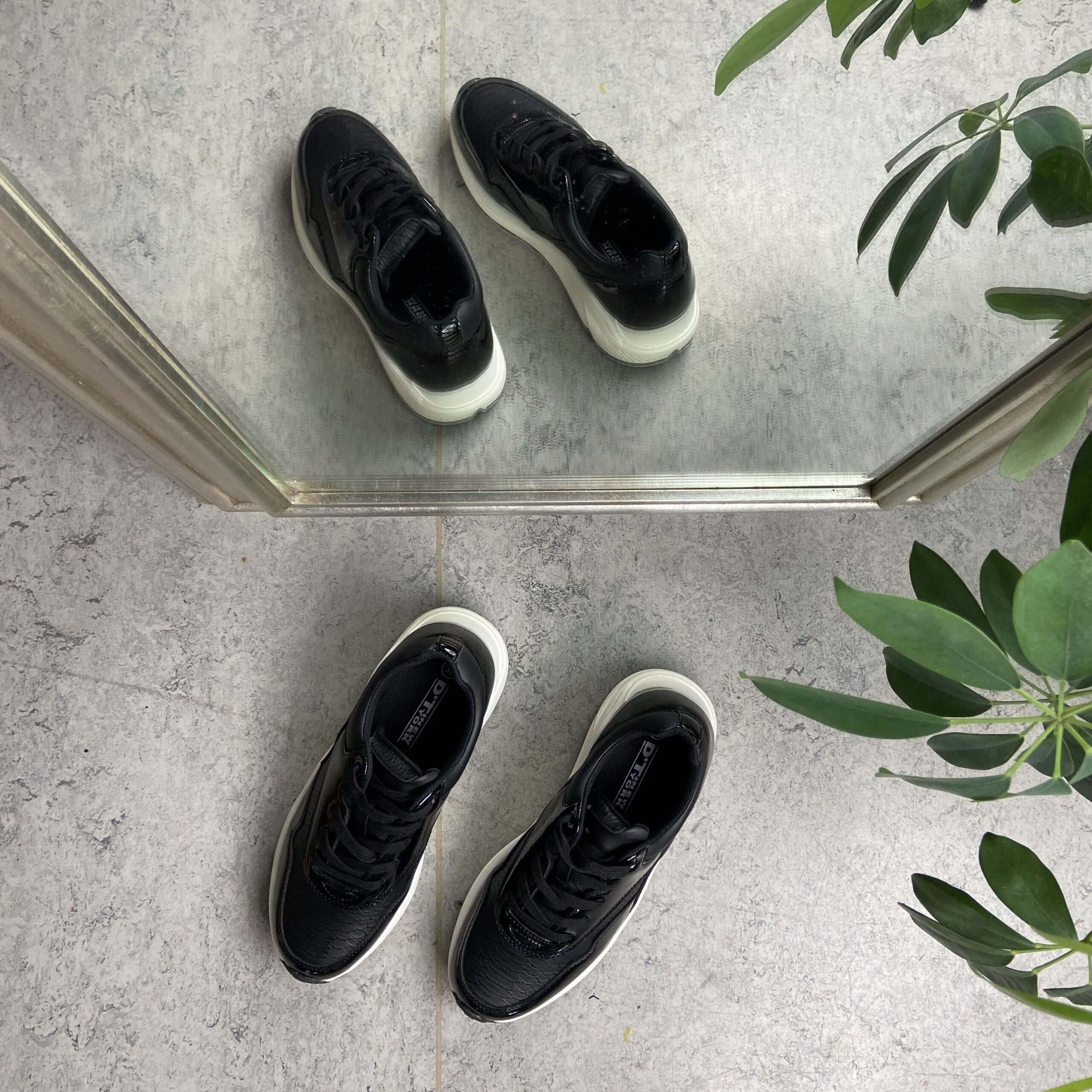 Sort sko med snøring og massevis av støtdemping.