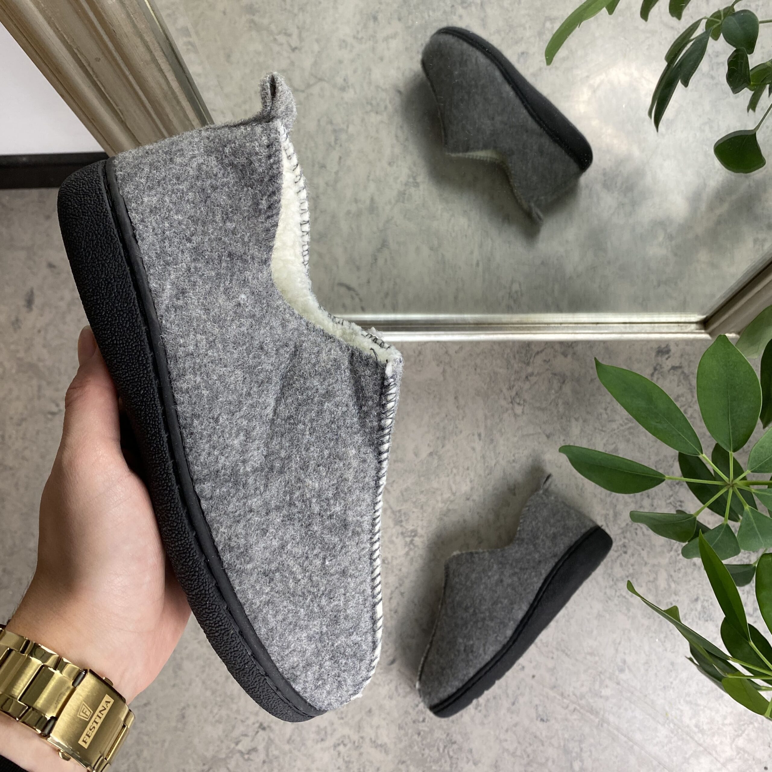 Veldig myk og komfortabel lysegrå tøfler