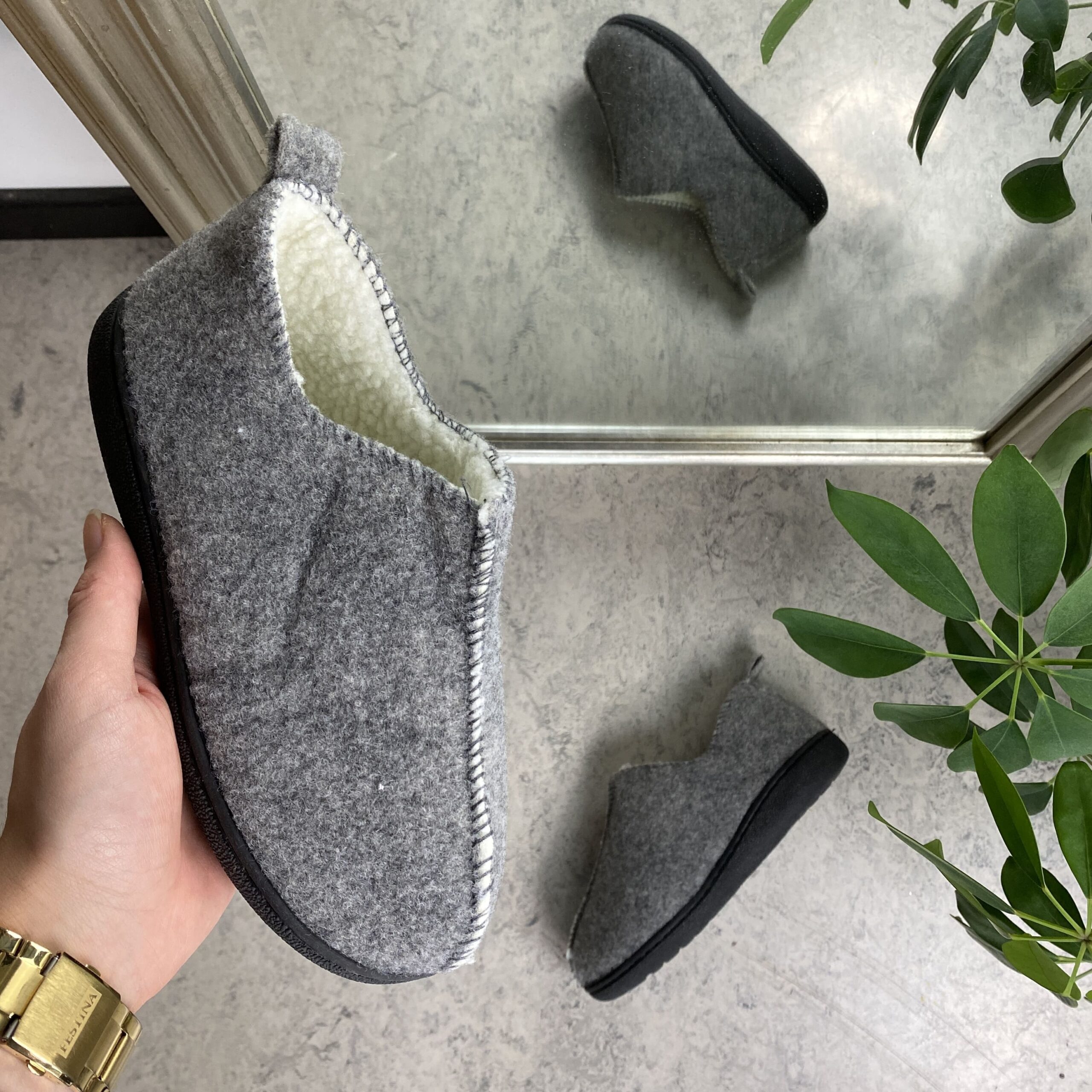 Veldig myk og komfortabel lysegrå tøfler